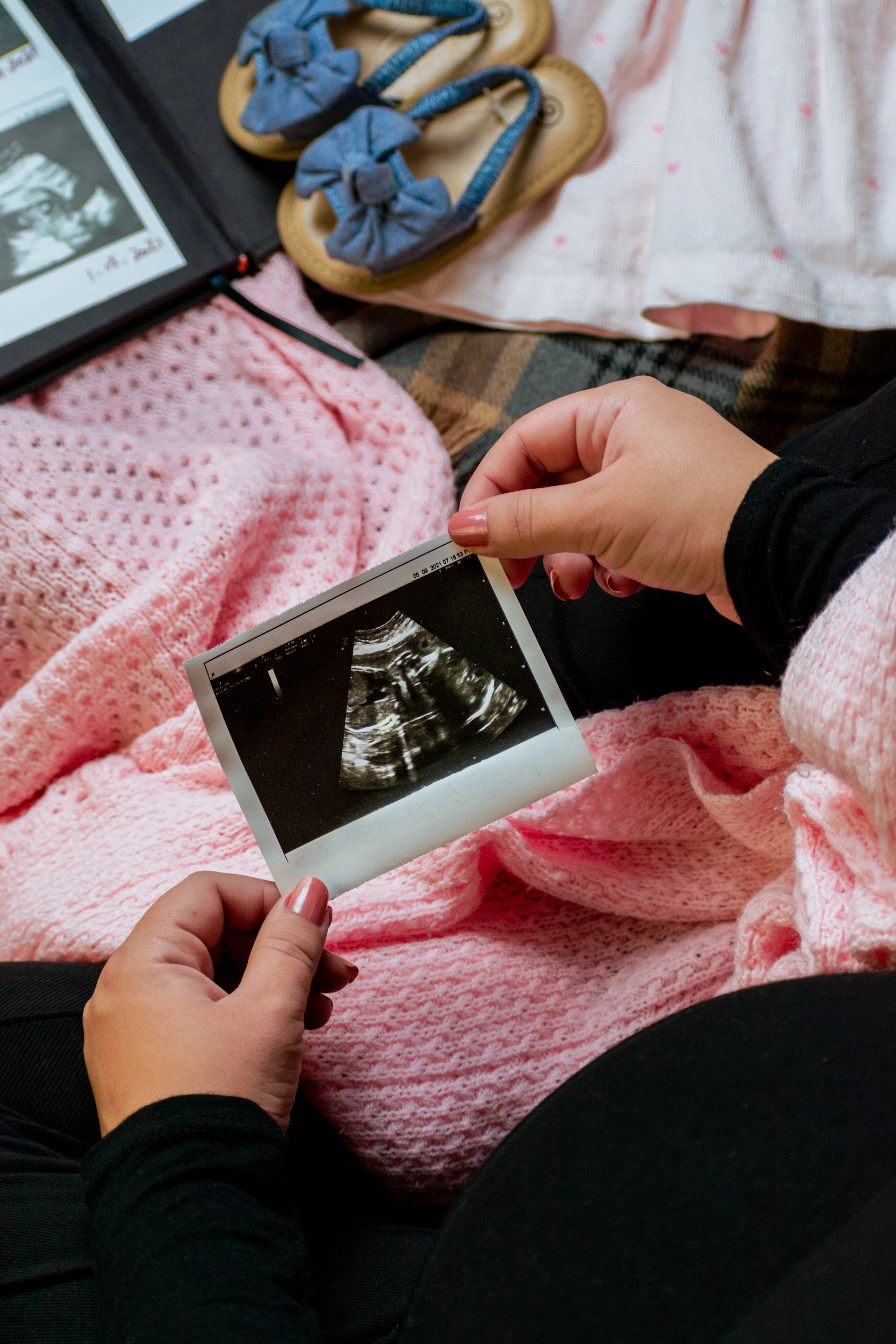 Una mujer embarazada sosteniendo una ecografía | Fuente: Unsplash