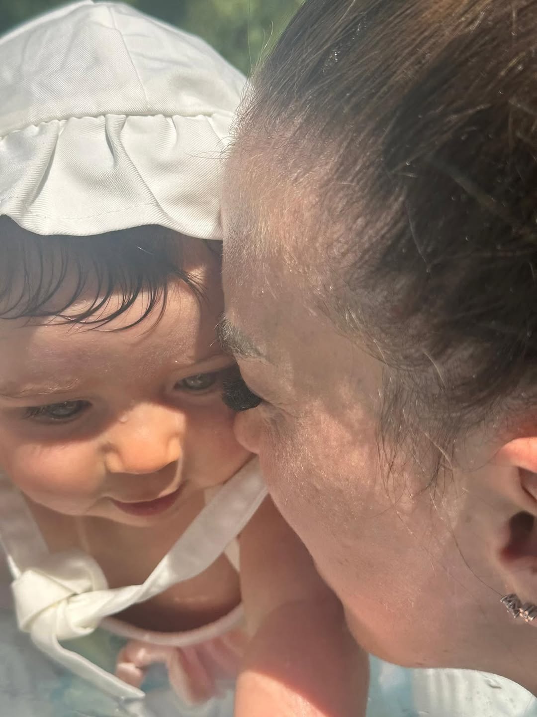 Rute Cardoso sosteniendo a su hija pequeña en brazos | Fuente: Instagram/rutecfcardoso14