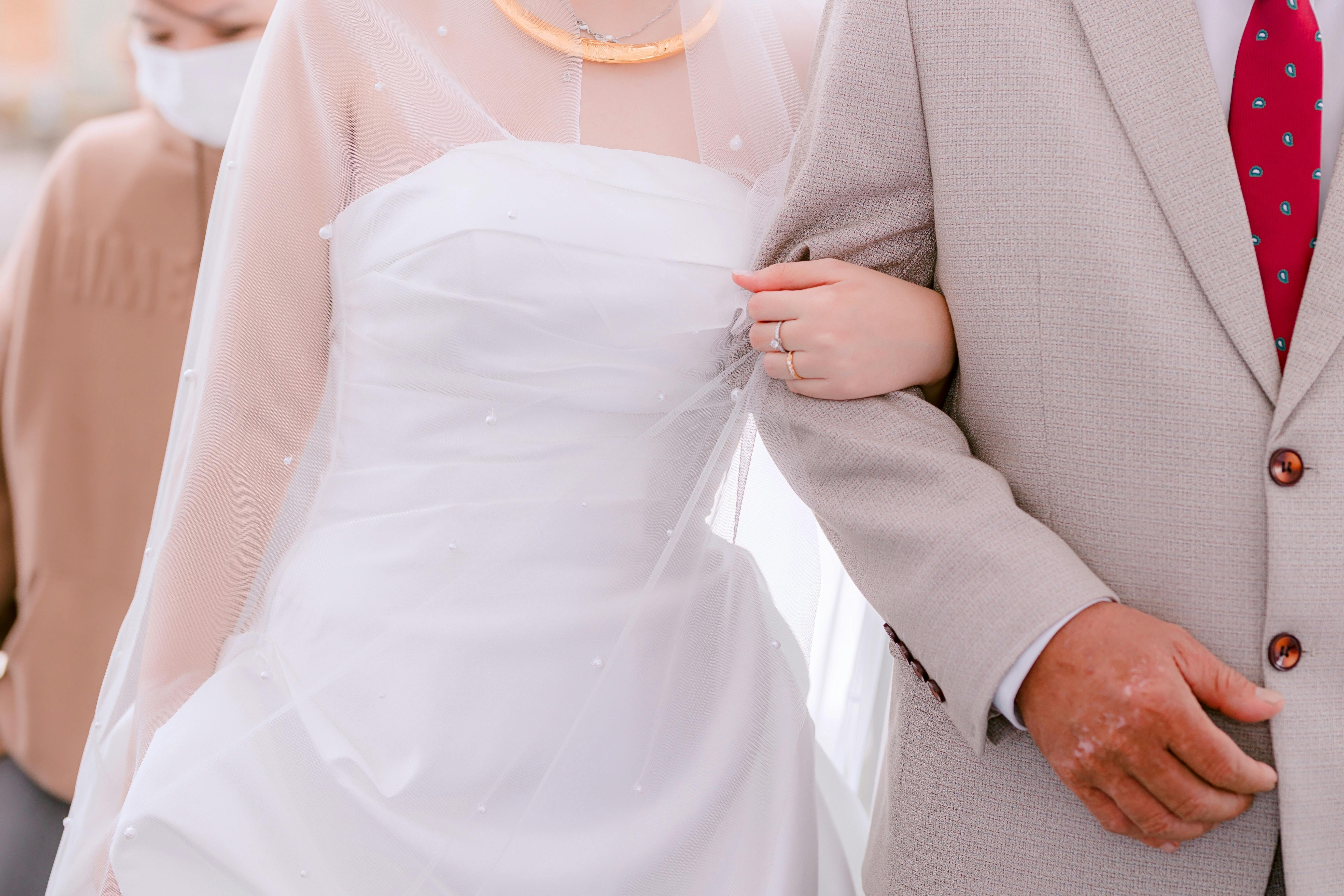 Un padre acompañando a su hija al altar | Fuente: Pexels