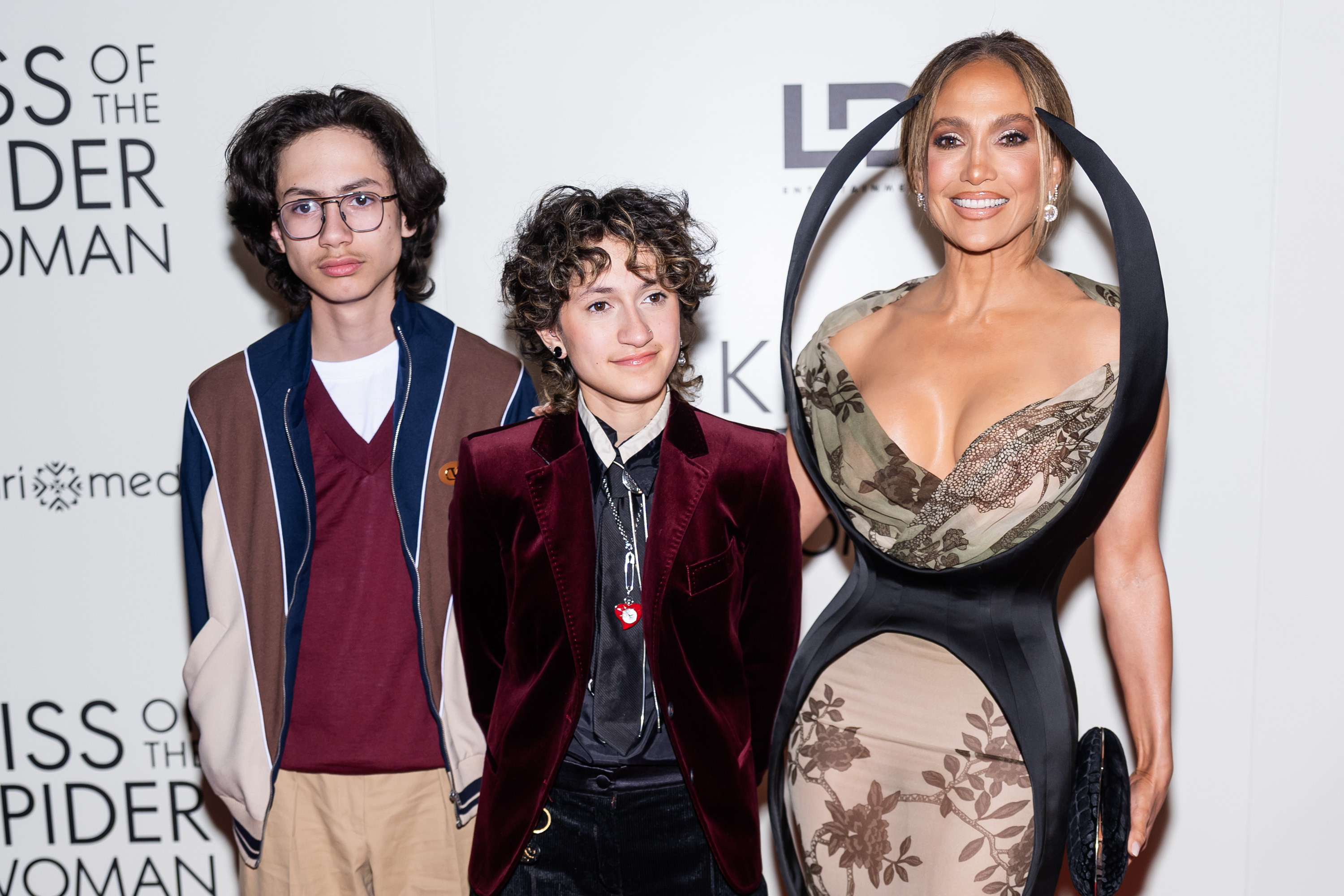 Max Muniz, Emme Muniz y Jennifer Lopez asistieron al preestreno de "El beso de la mujer araña" en The Shed el 6 de octubre de 2025 en la ciudad de Nueva York. | Fuente: Getty Images