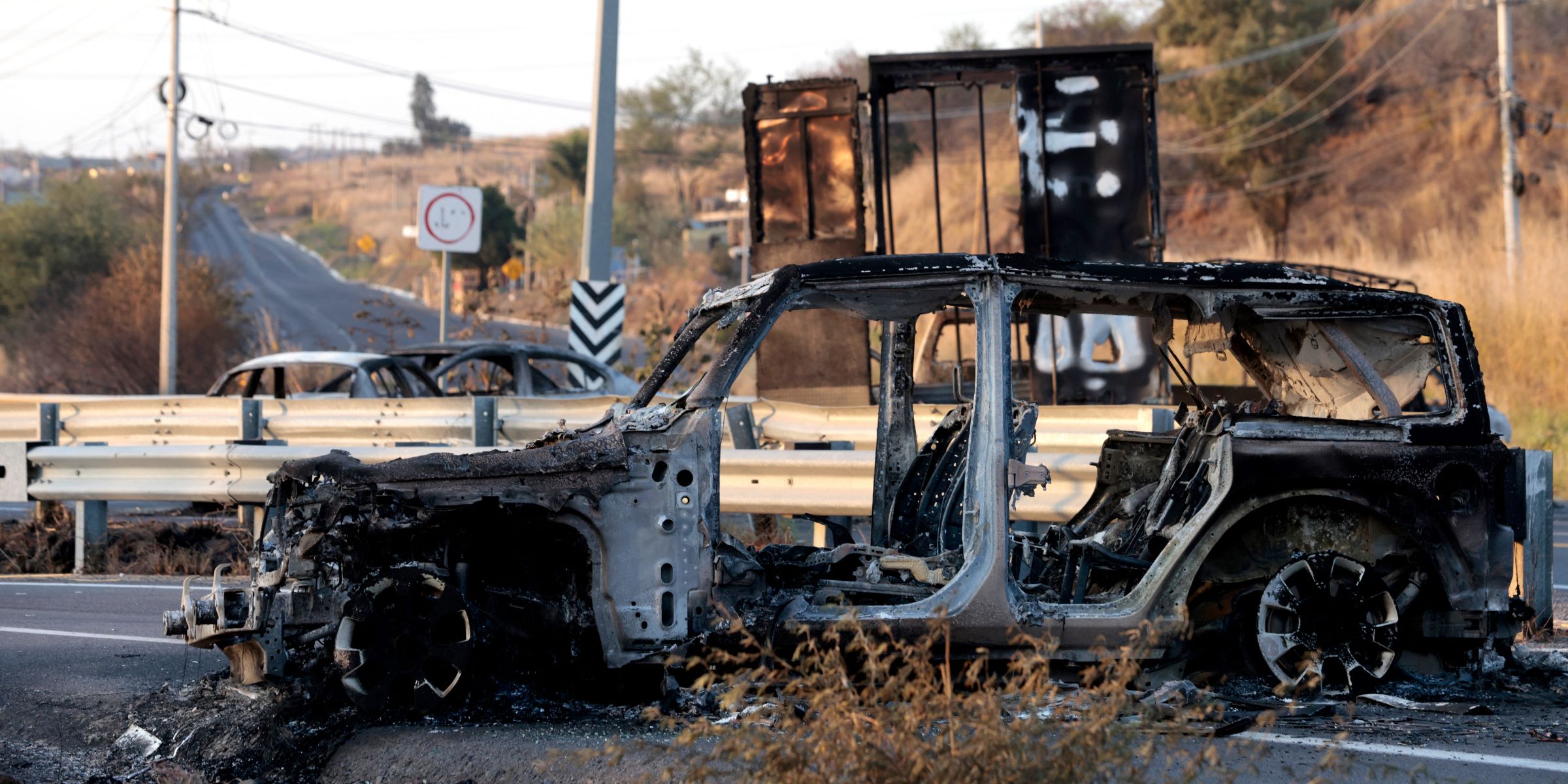Un auto incendiado cerca de Acatlán de Juárez, Jalisco, México. | Fuente: Getty Images