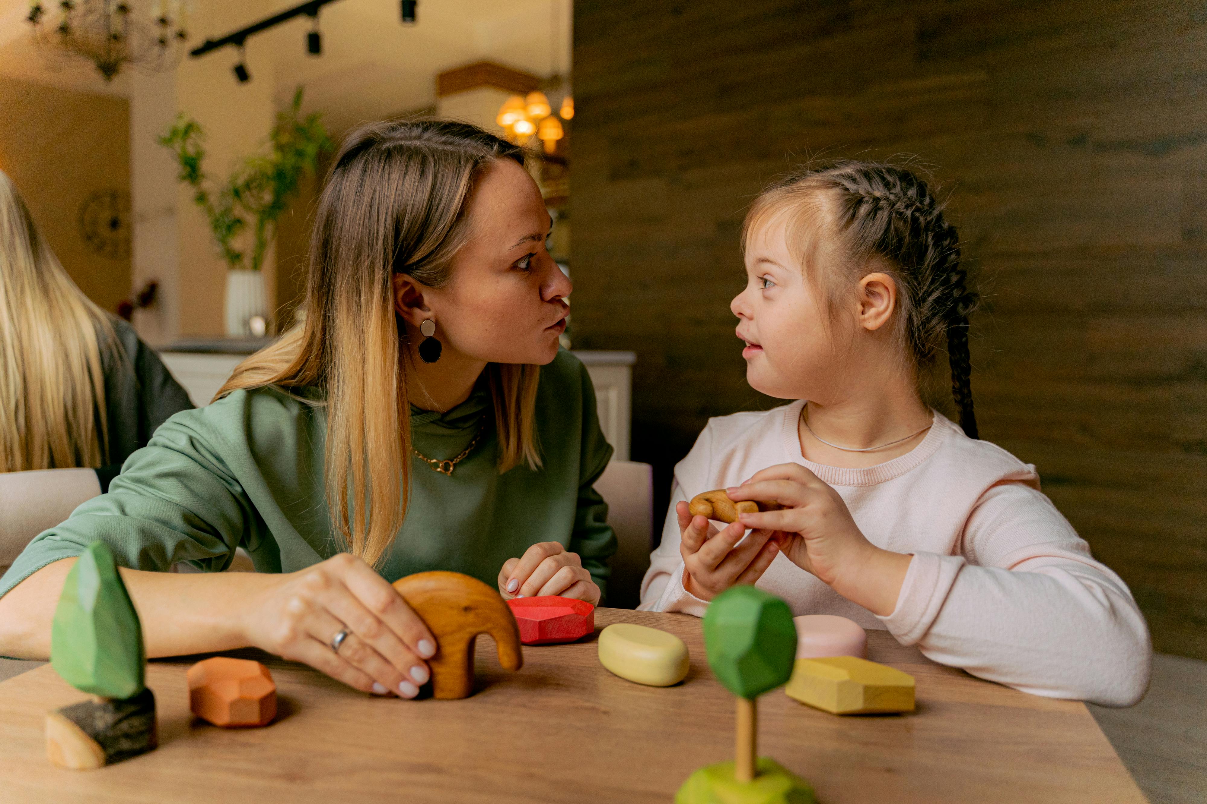 Mujer jugando con su hija | Fuente: Pexels