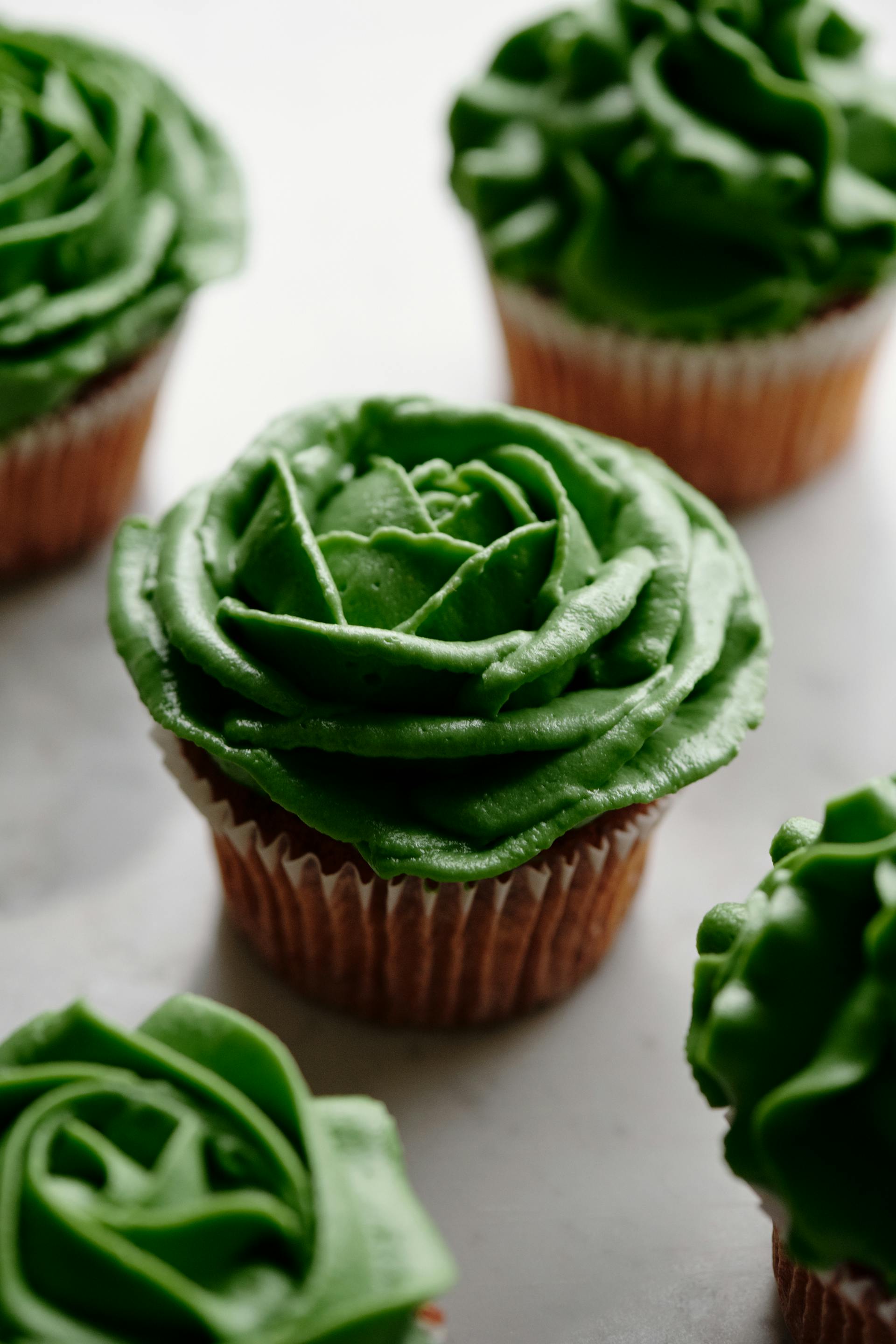 Primer plano de magdalenas con glaseado verde | Fuente: Pexels