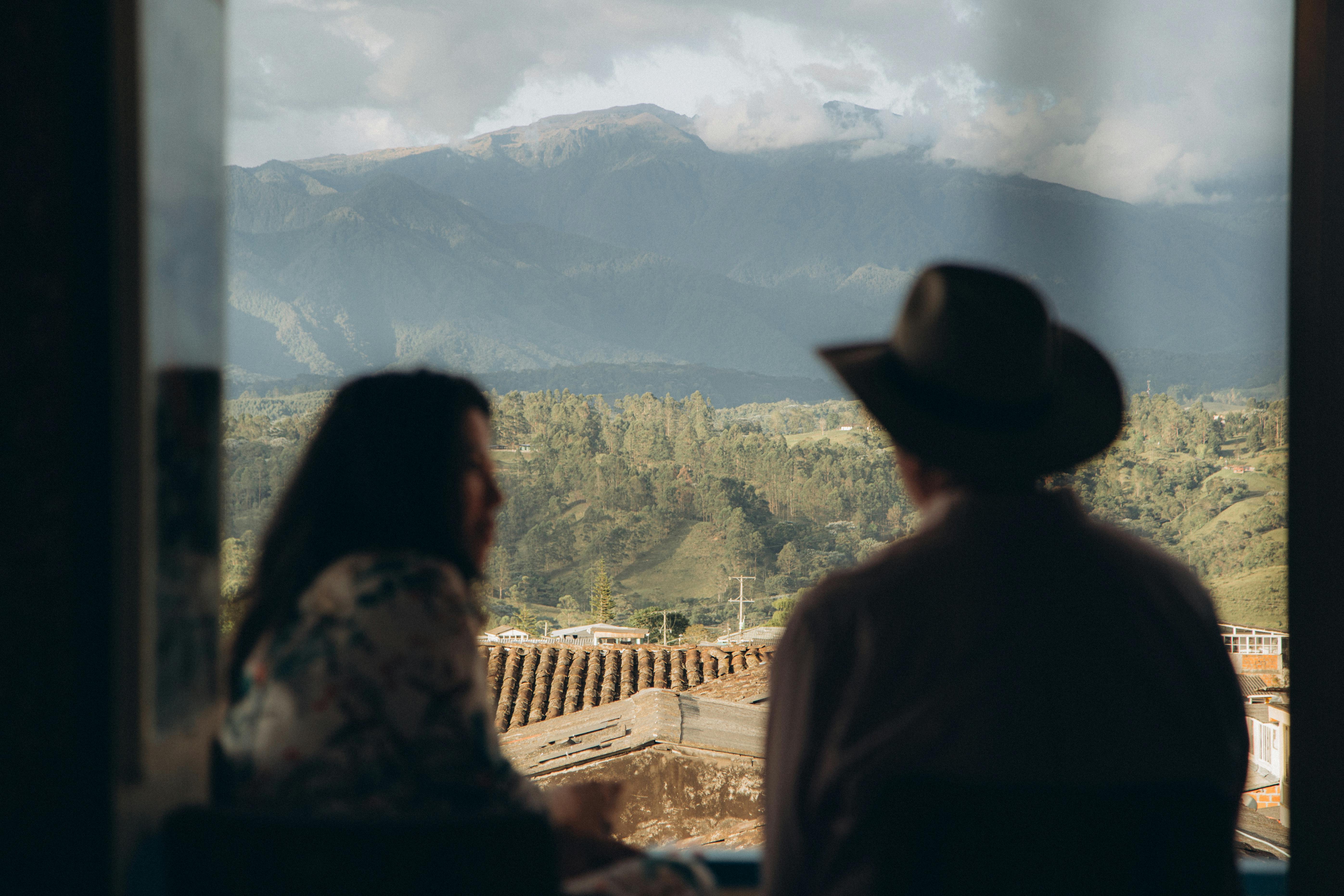 Pareja disfrutando de una vista | Fuente: Pexels