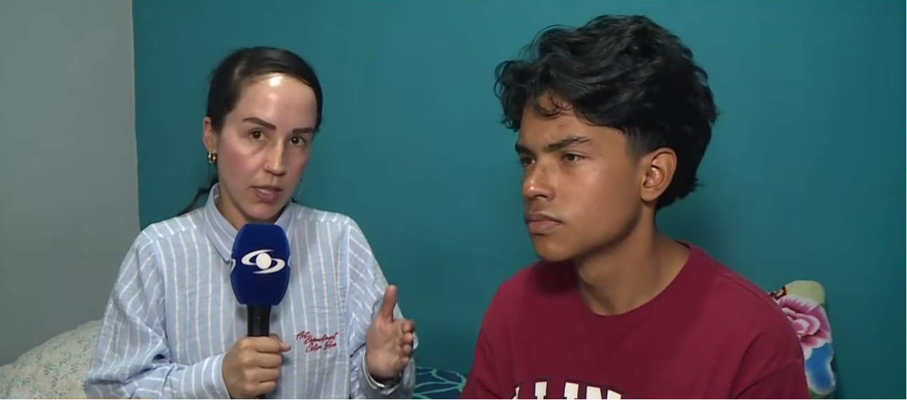 David Rua, joven que sobrevivió al accidente en Antioquia, siendo entrevistado | Fuente: YouTube/ Noticias Caracol