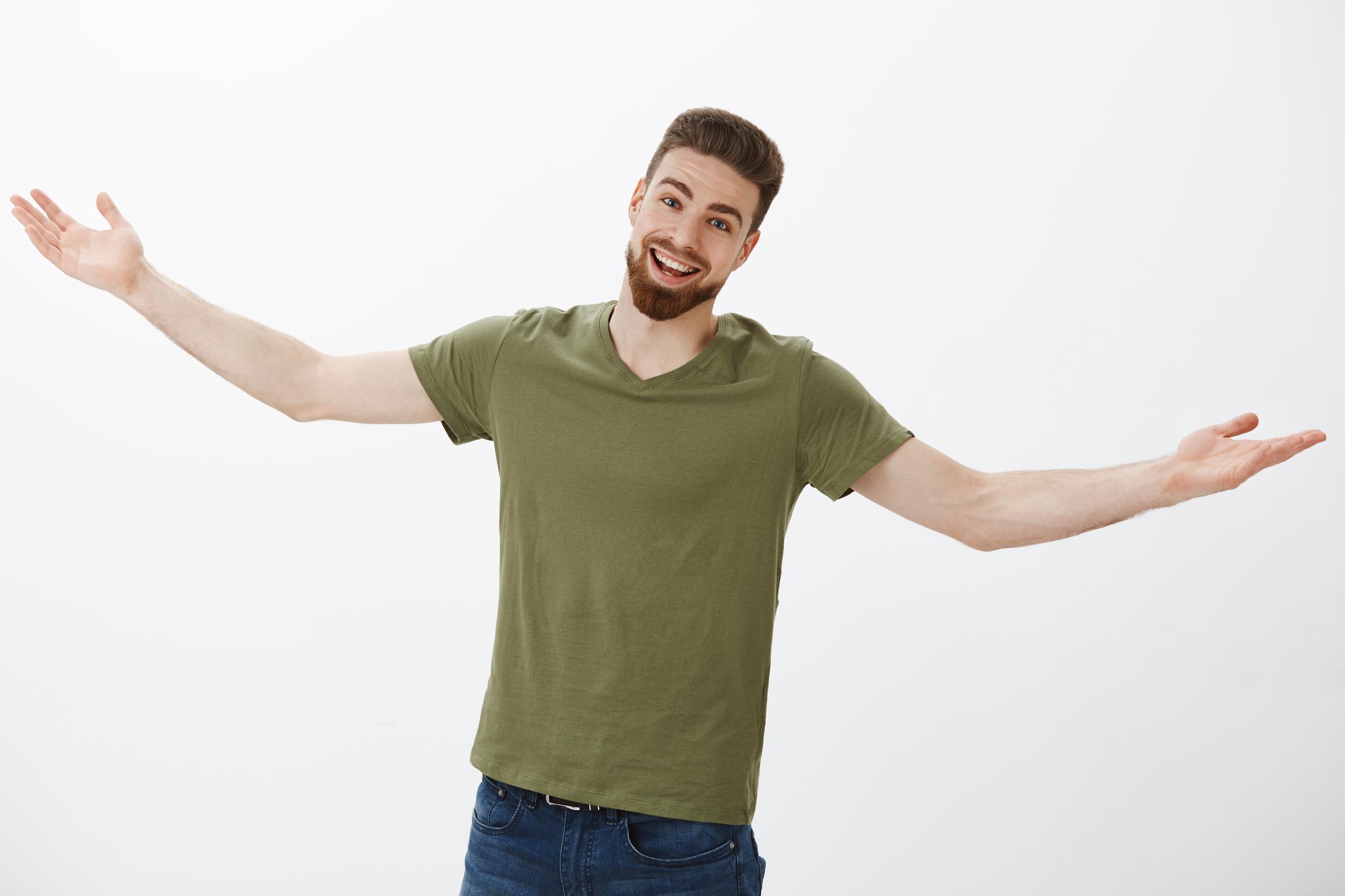 Un hombre a la defensiva riéndose | Fuente: Freepik