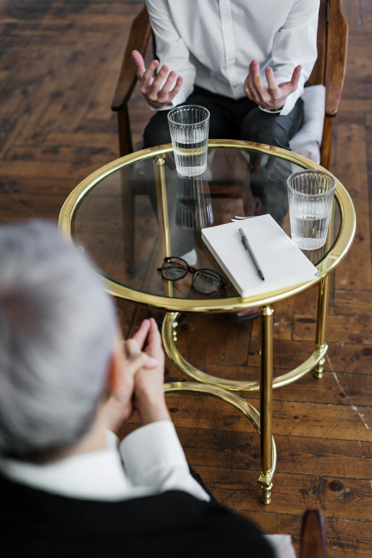 Un hombre hablando con un terapeuta | Fuente: Pexels