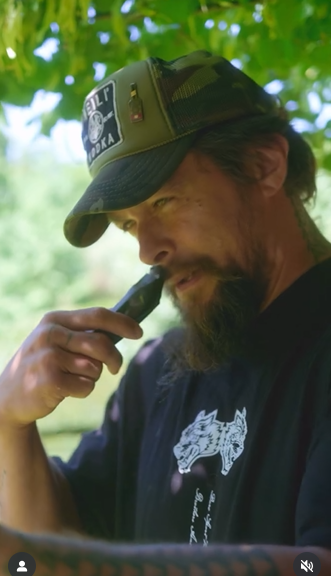 Jason Momoa afeitándose la barba después de seis años | Fuente: Instagram/prideofgypsies