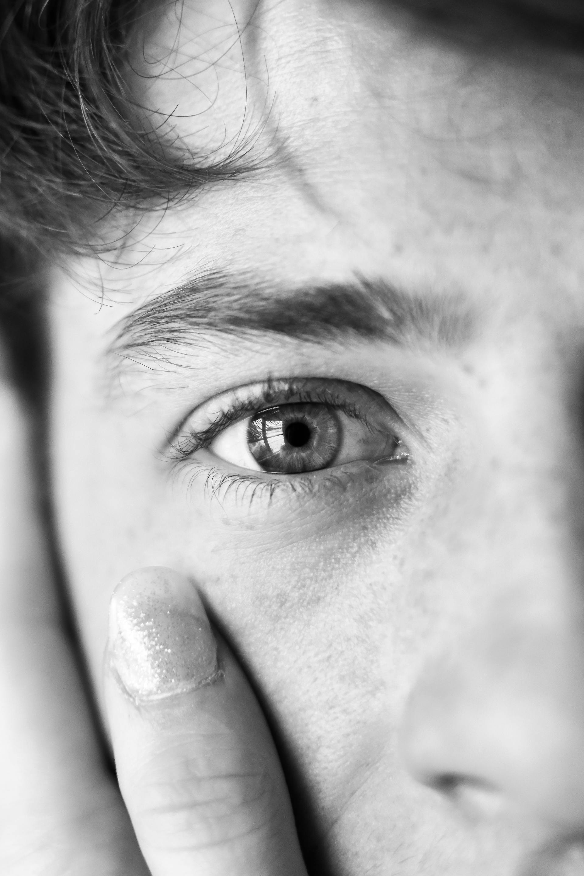 Foto en escala de grises del ojo de un hombre | Fuente: Pexels