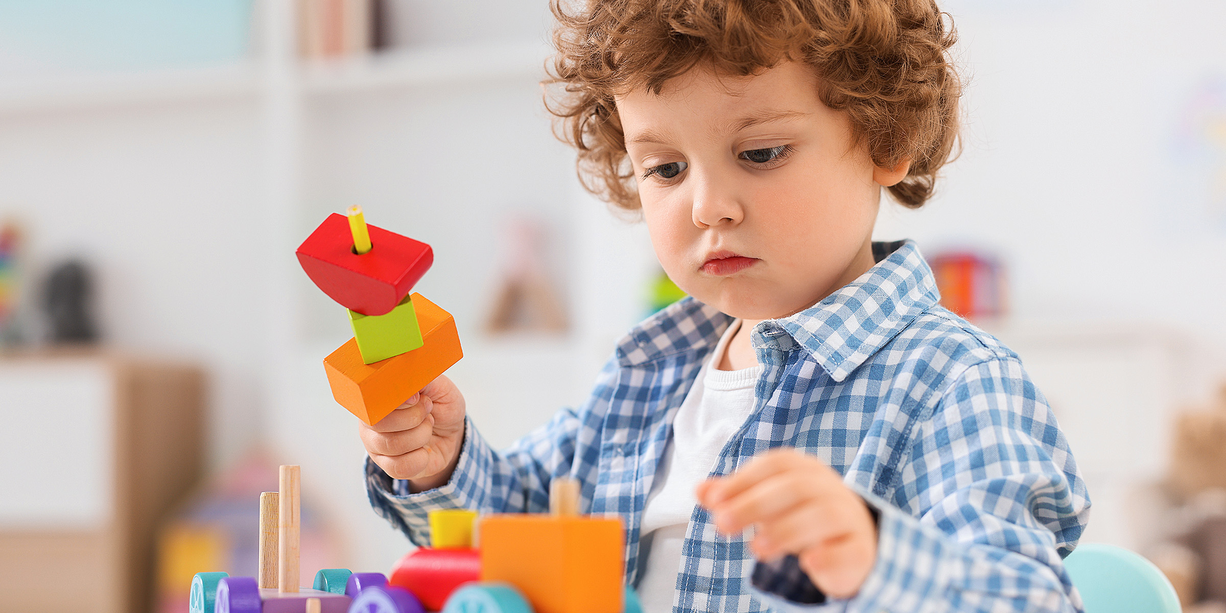Un niño jugando con sus juguetes | Fuente: Shutterstock
