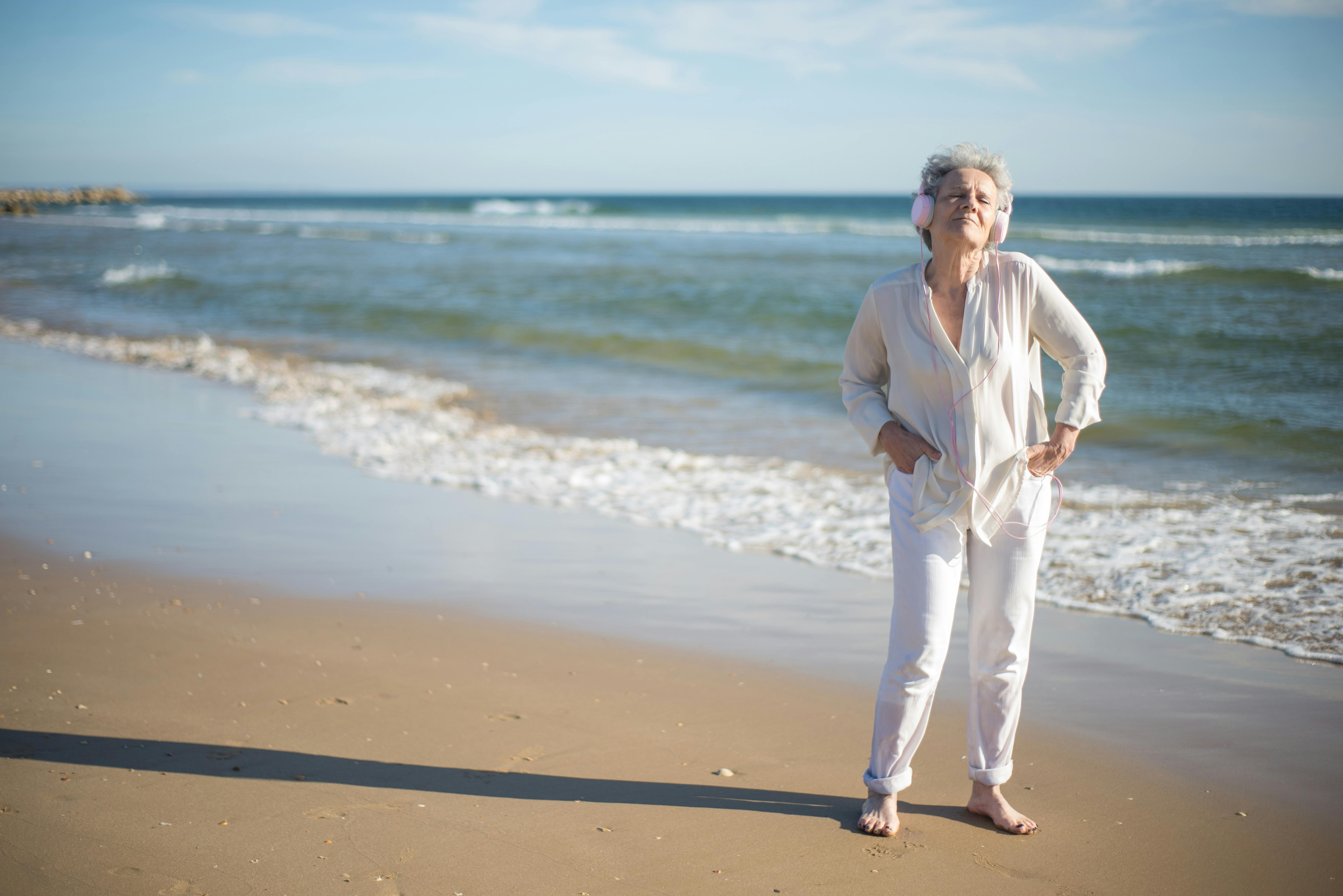 Una mujer mayor en la playa | Fuente: Pexels