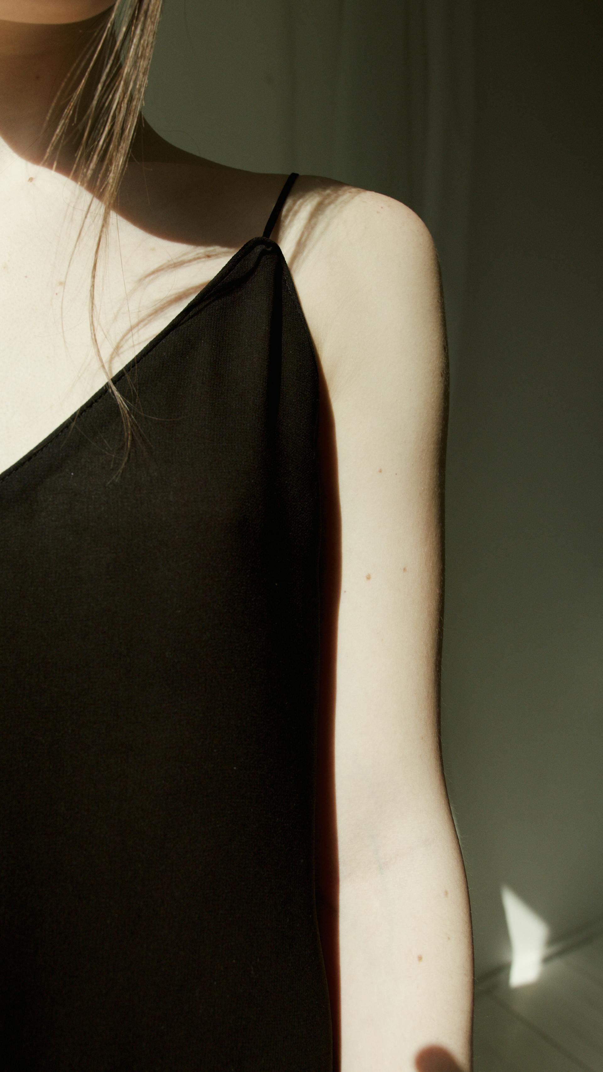 Primer plano de una mujer con un vestido negro | Fuente: Pexels