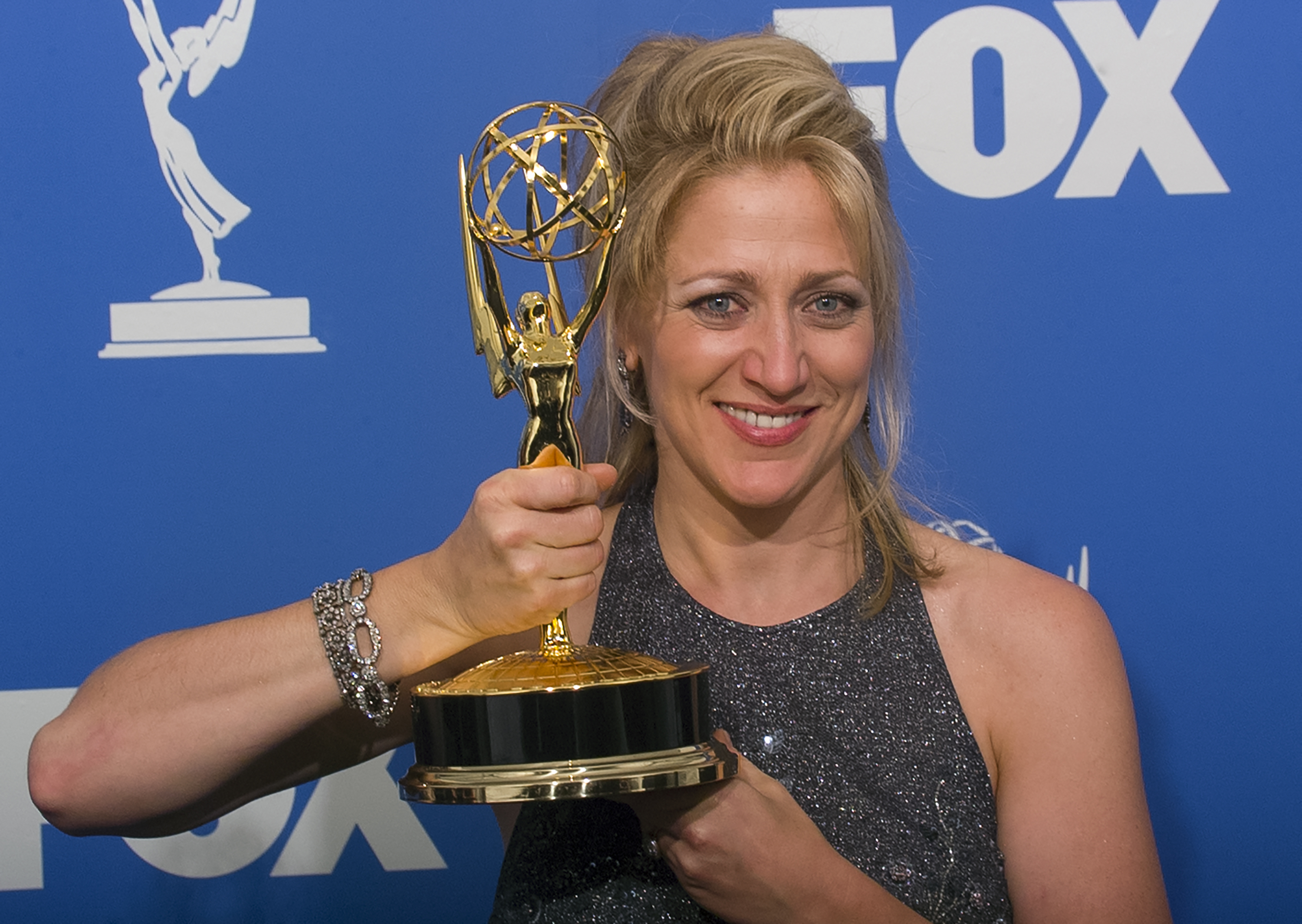 Edie Falco ha ganado tres premios Emmy a lo largo de su carrera. En esta foto, posa entre bastidores en la 52.ª edición de los Premios Primetime Emmy, celebrada en el Shrine Auditorium el 12 de septiembre de 1999, en Los Ángeles, California. | Fuente: Getty Images