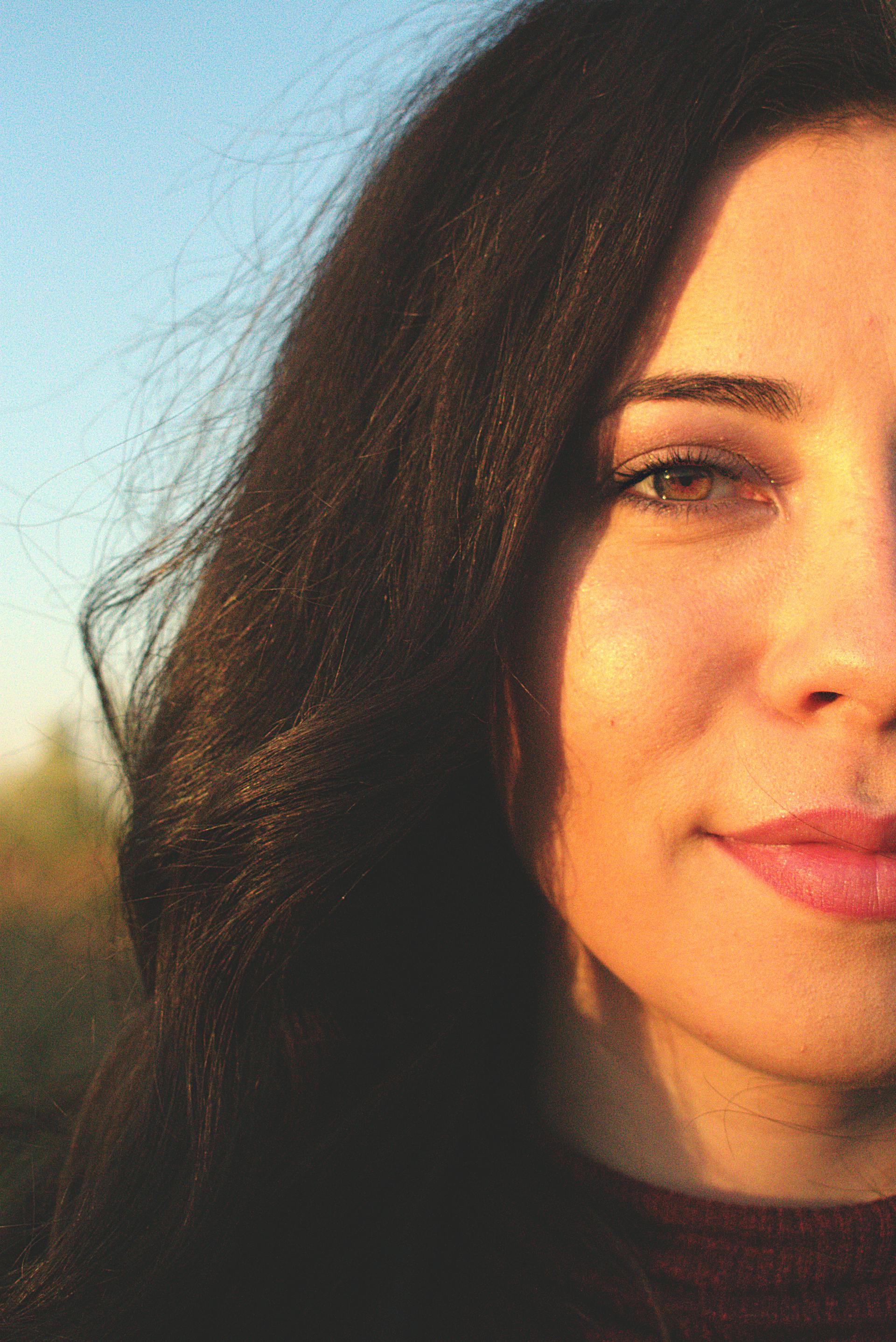 Una mujer sonriente | Fuente: Pexels