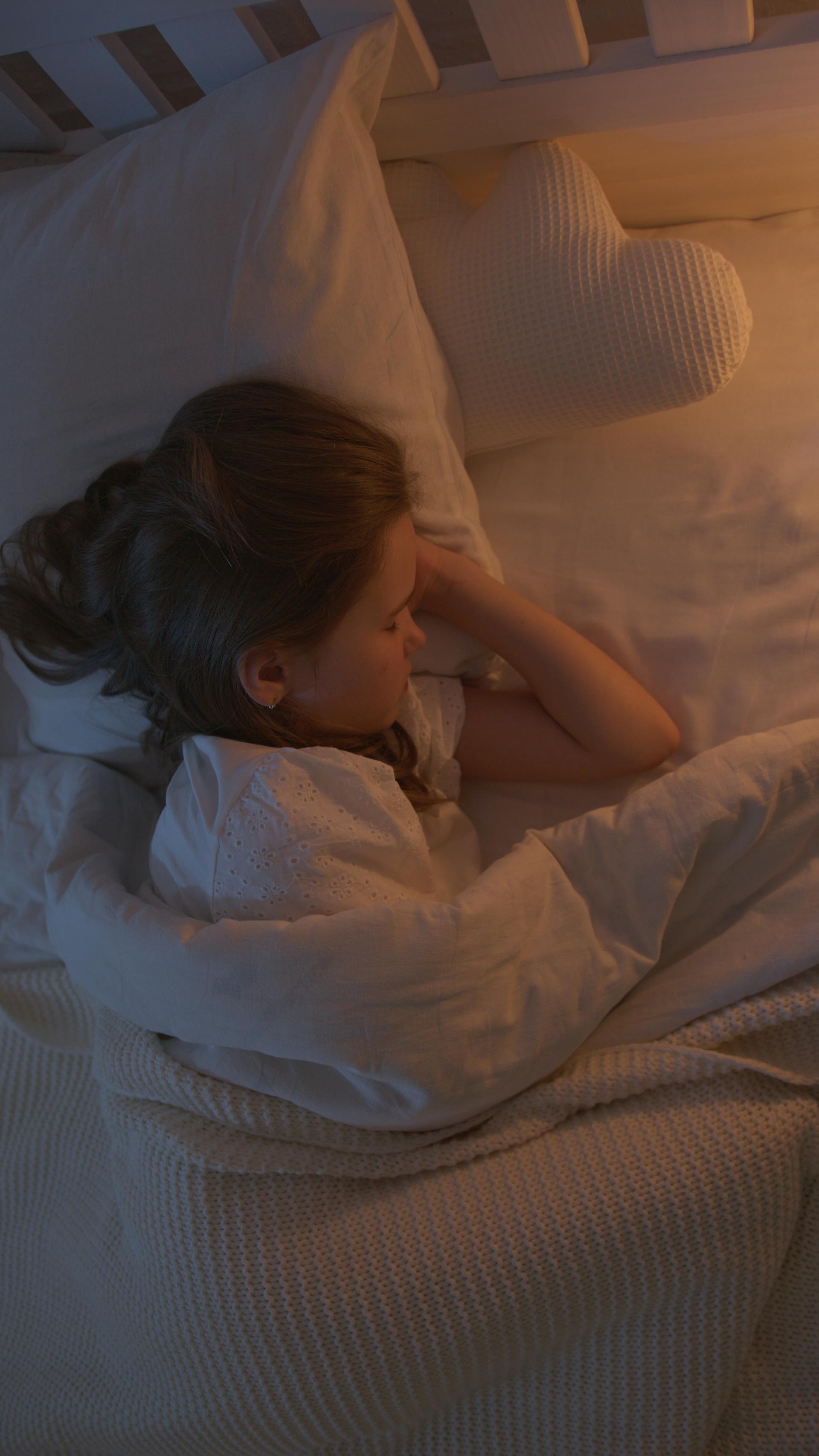 Una chica sollozando en la cama | Fuente: Pexels