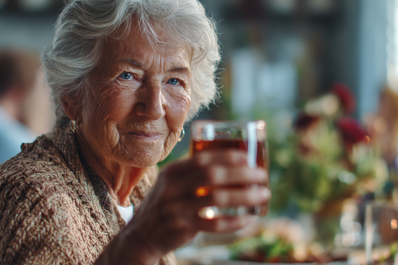 Una mujer mayor en una mesa | Fuente: Midjourney