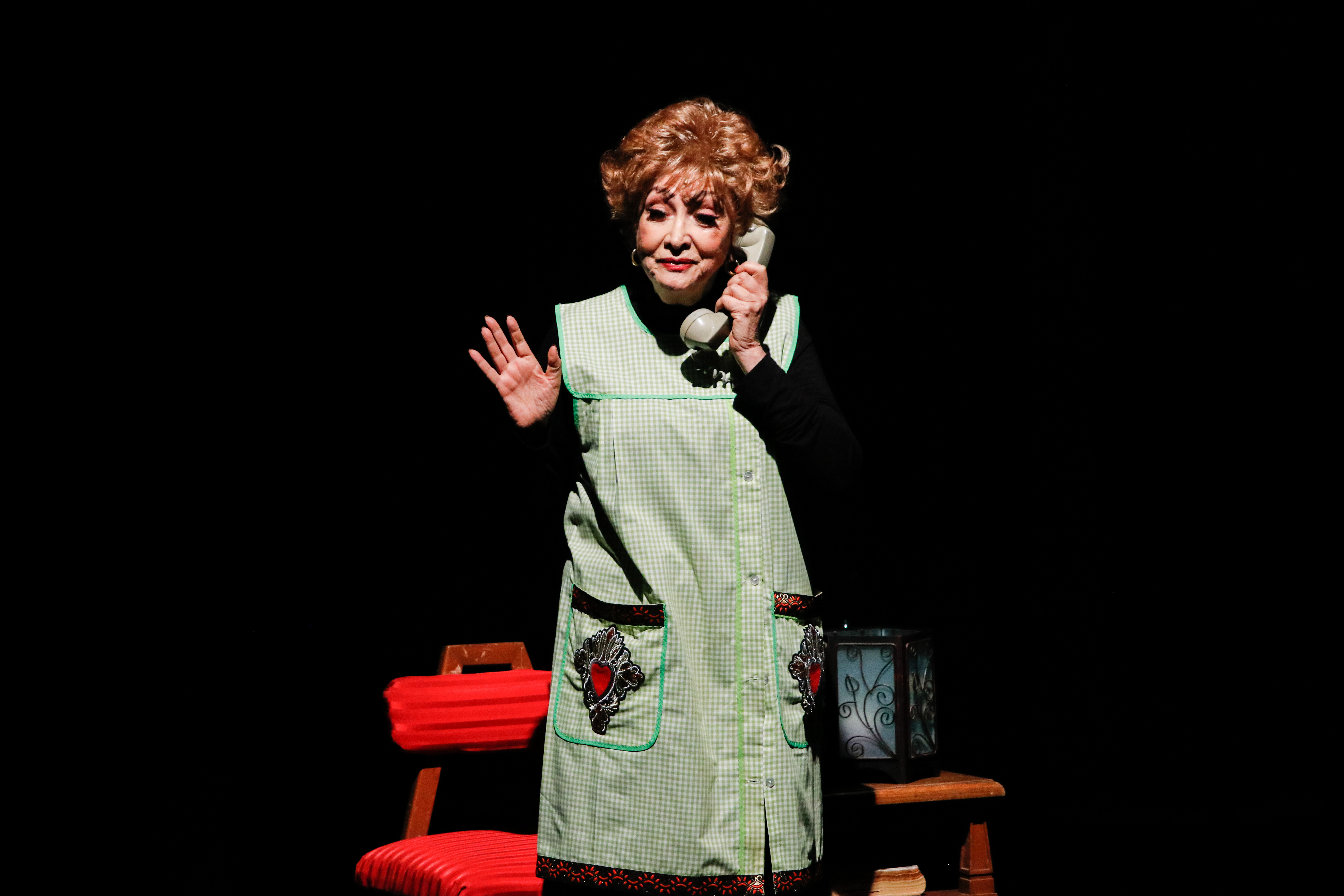 Norma Lazareno actuando durante el estreno de la obra Los huevos de mi madre, en el Teatro San Rafael el 7 de septiembre de 2022 en la Ciudad de México, México. | Fuente: Getty Images.