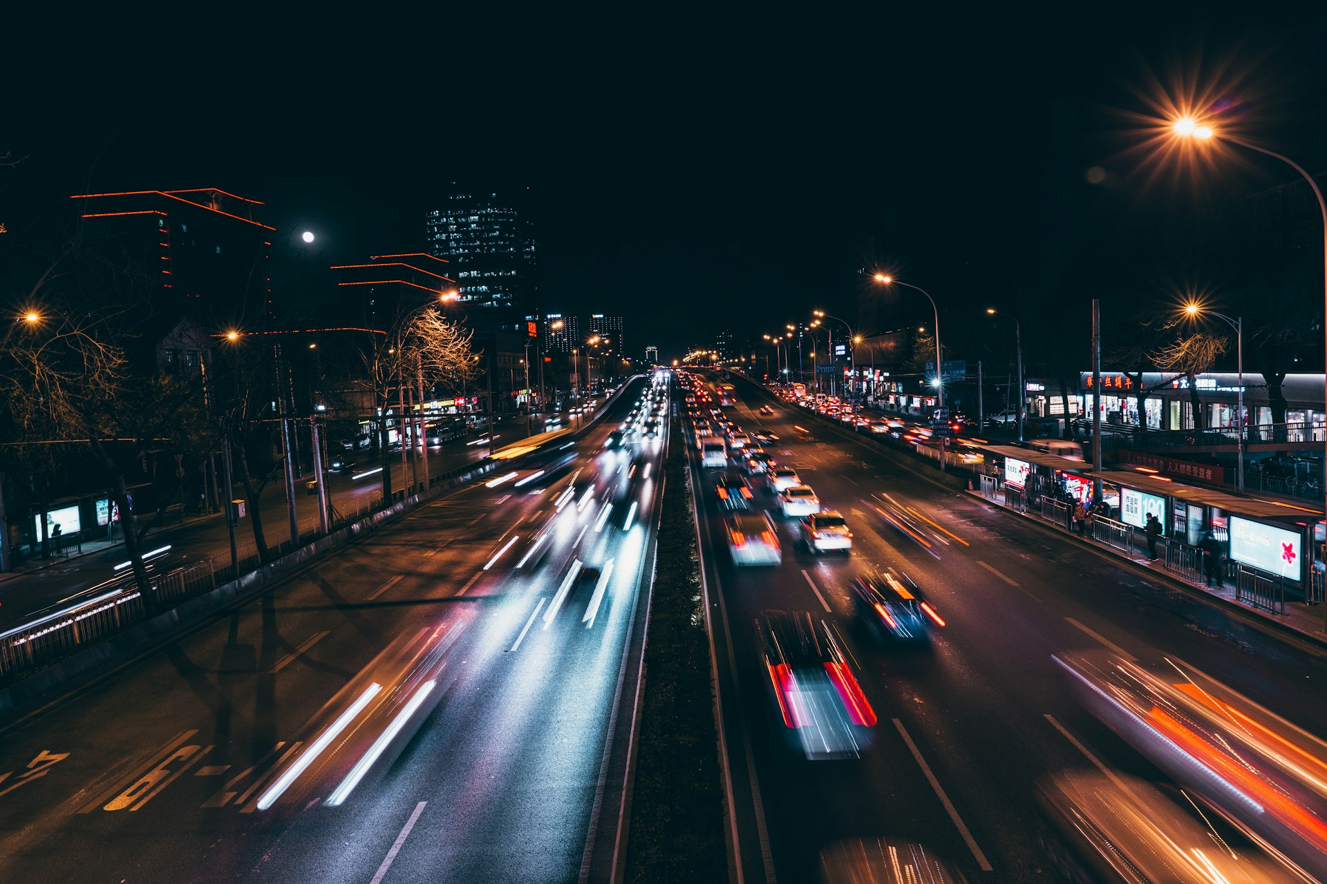 Tráfico intenso por la noche | Fuente: Unsplash