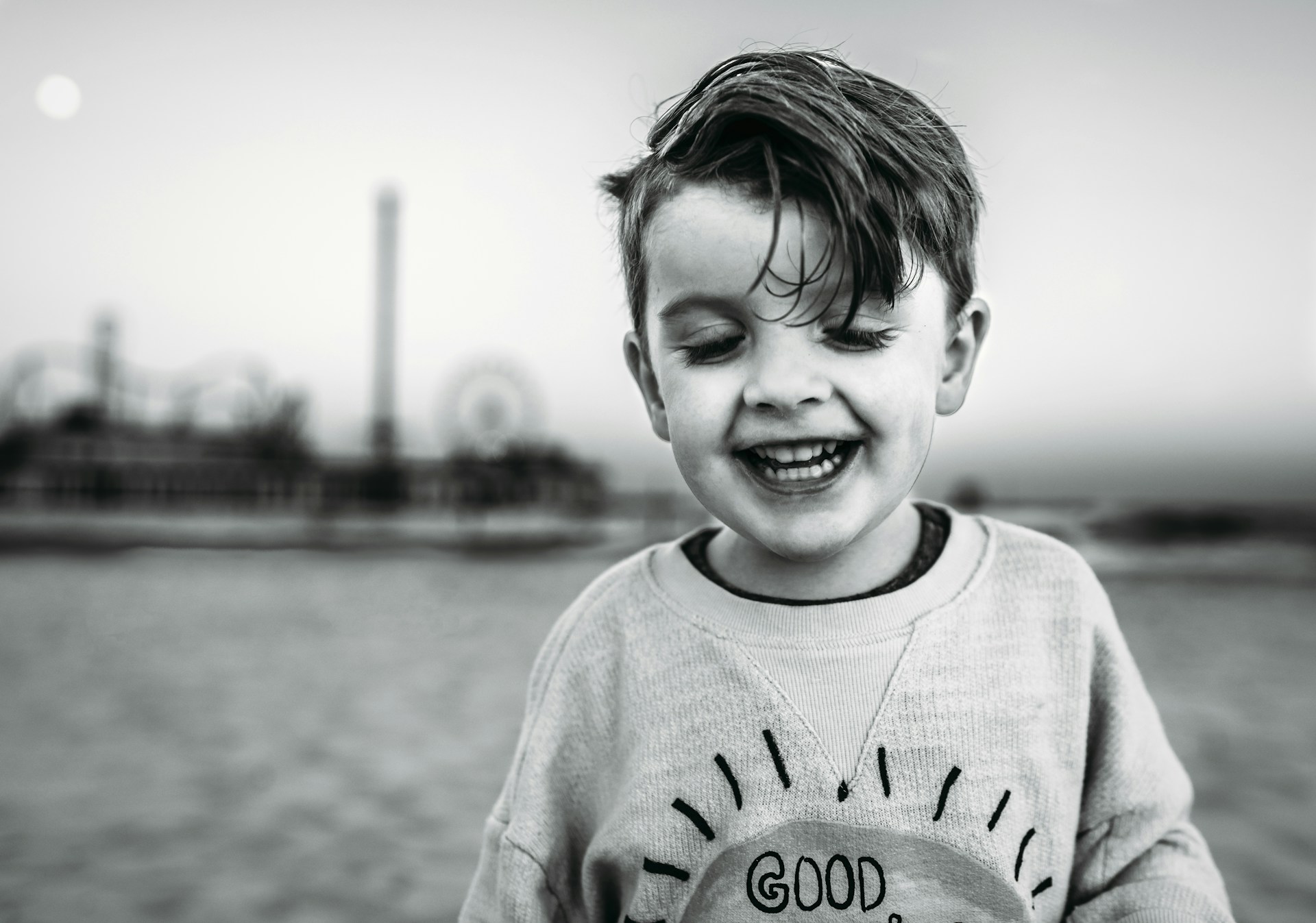 Toma en escala de grises de un adorable niño | Fuente: Unsplash