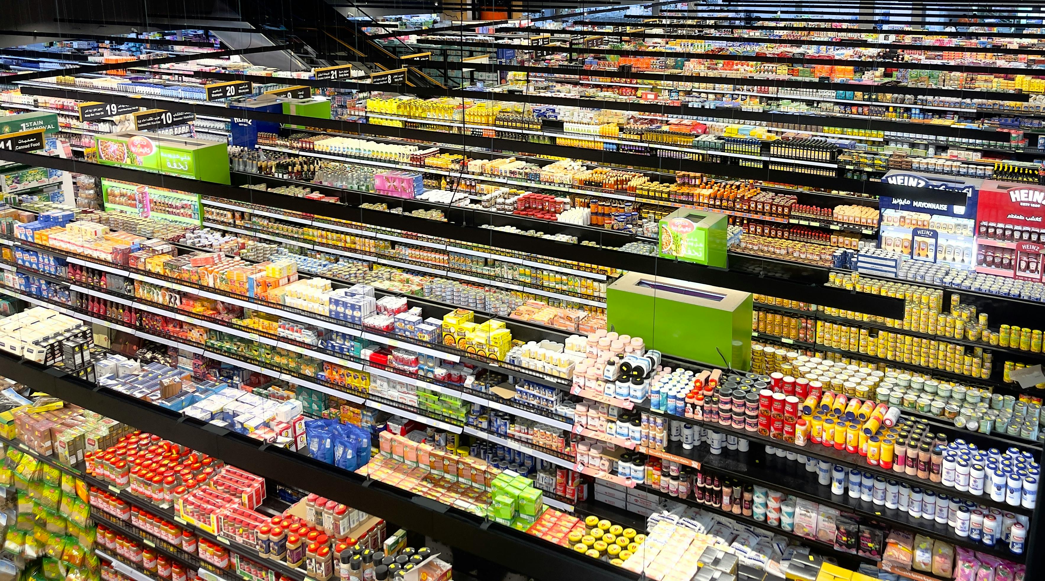 Un pasillo de productos lácteos en un supermercado | Fuente: Pexels