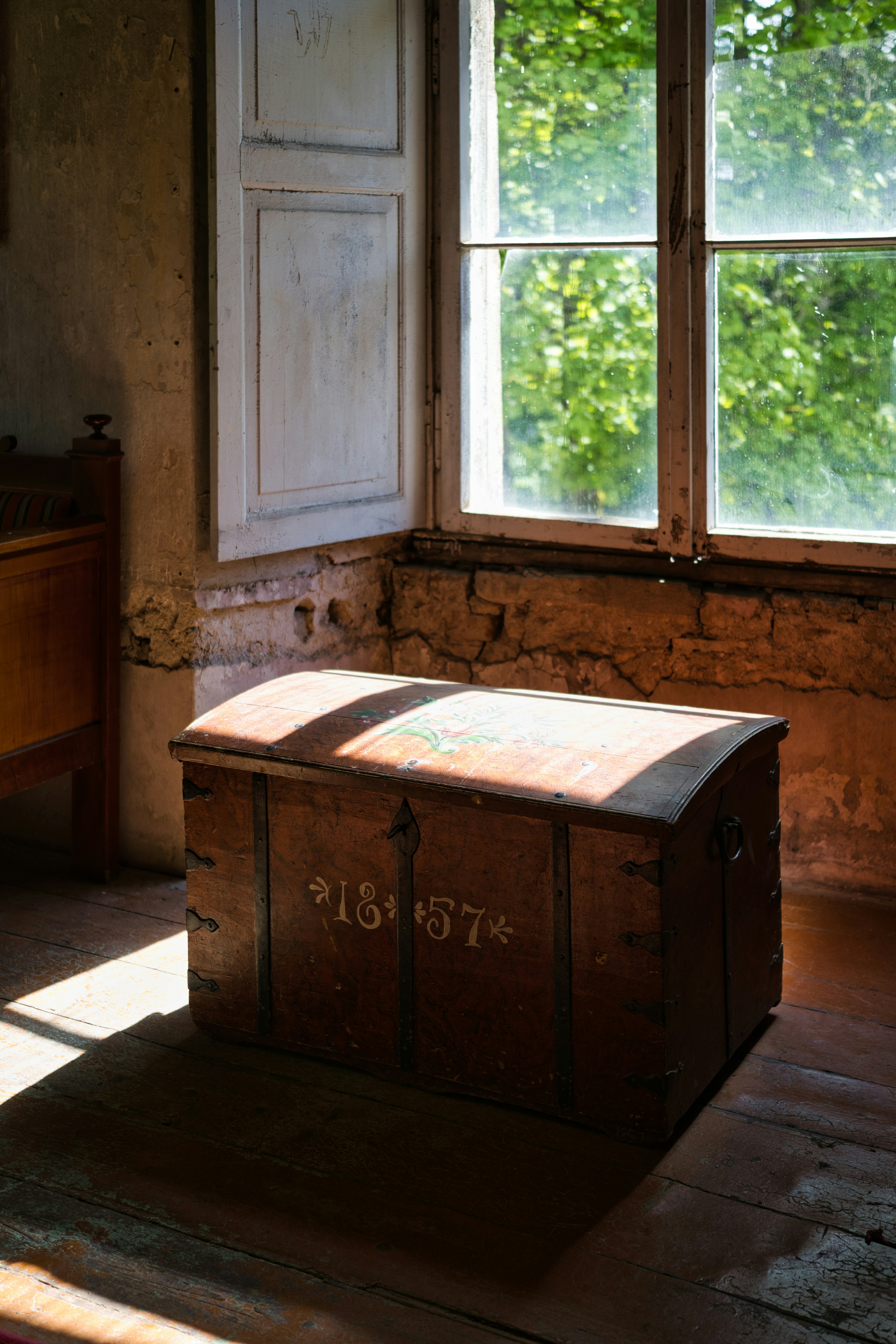 Una caja antigua cerca de una ventana | Fuente: Unsplash
