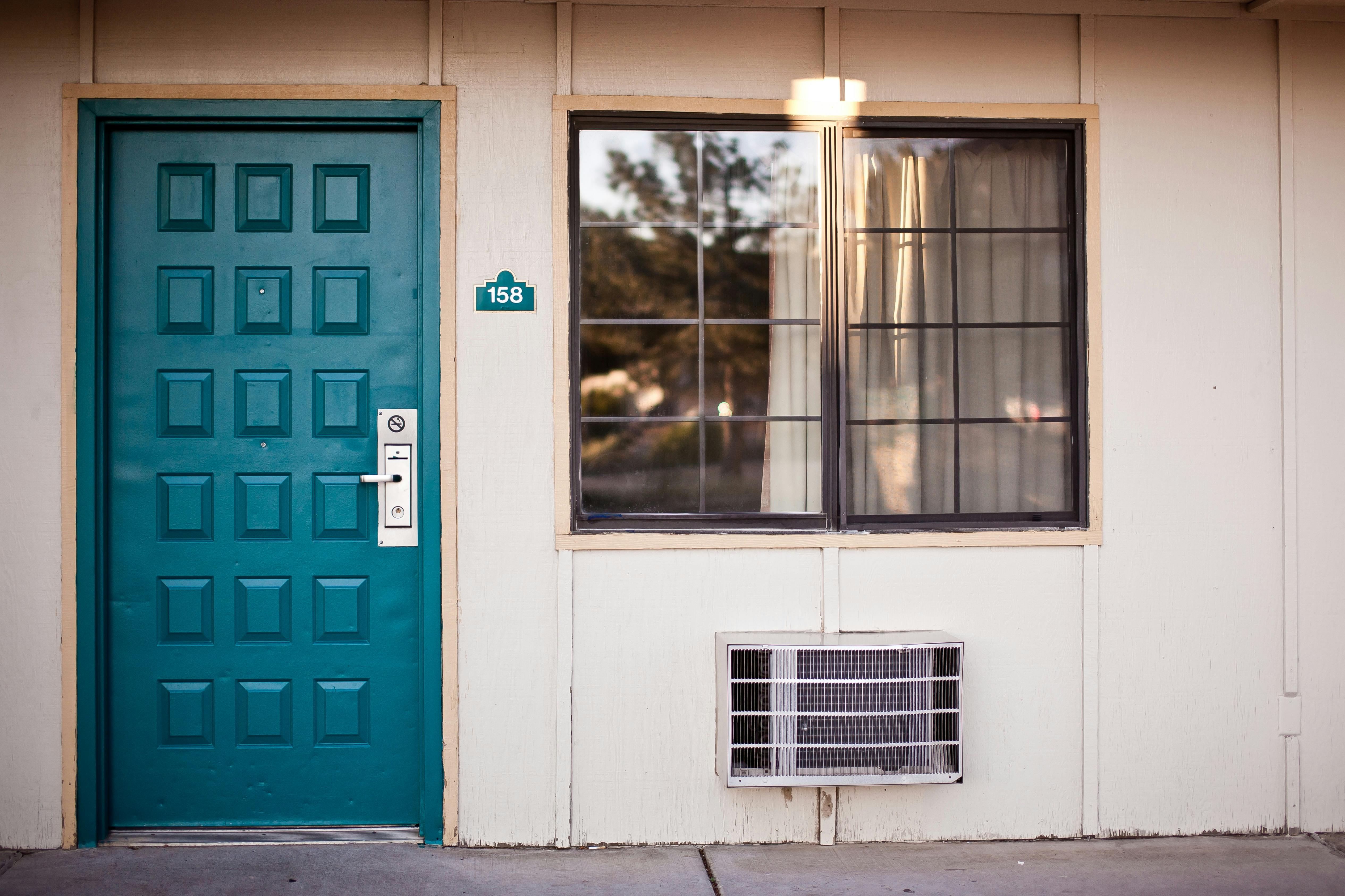 El exterior de una habitación de motel | Fuente: Pexels