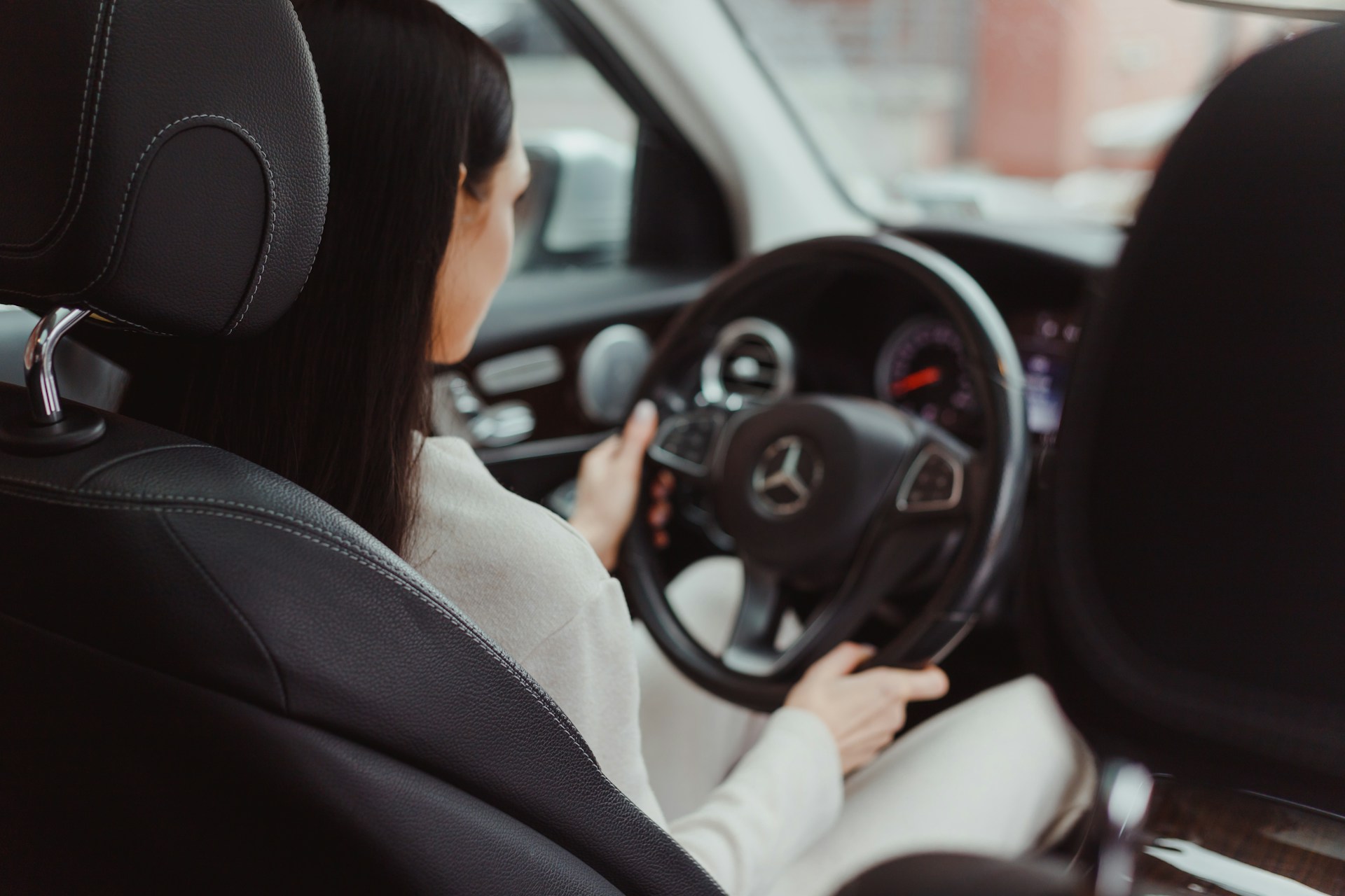 Una mujer conduciendo su automóvil | Fuente: Unsplash