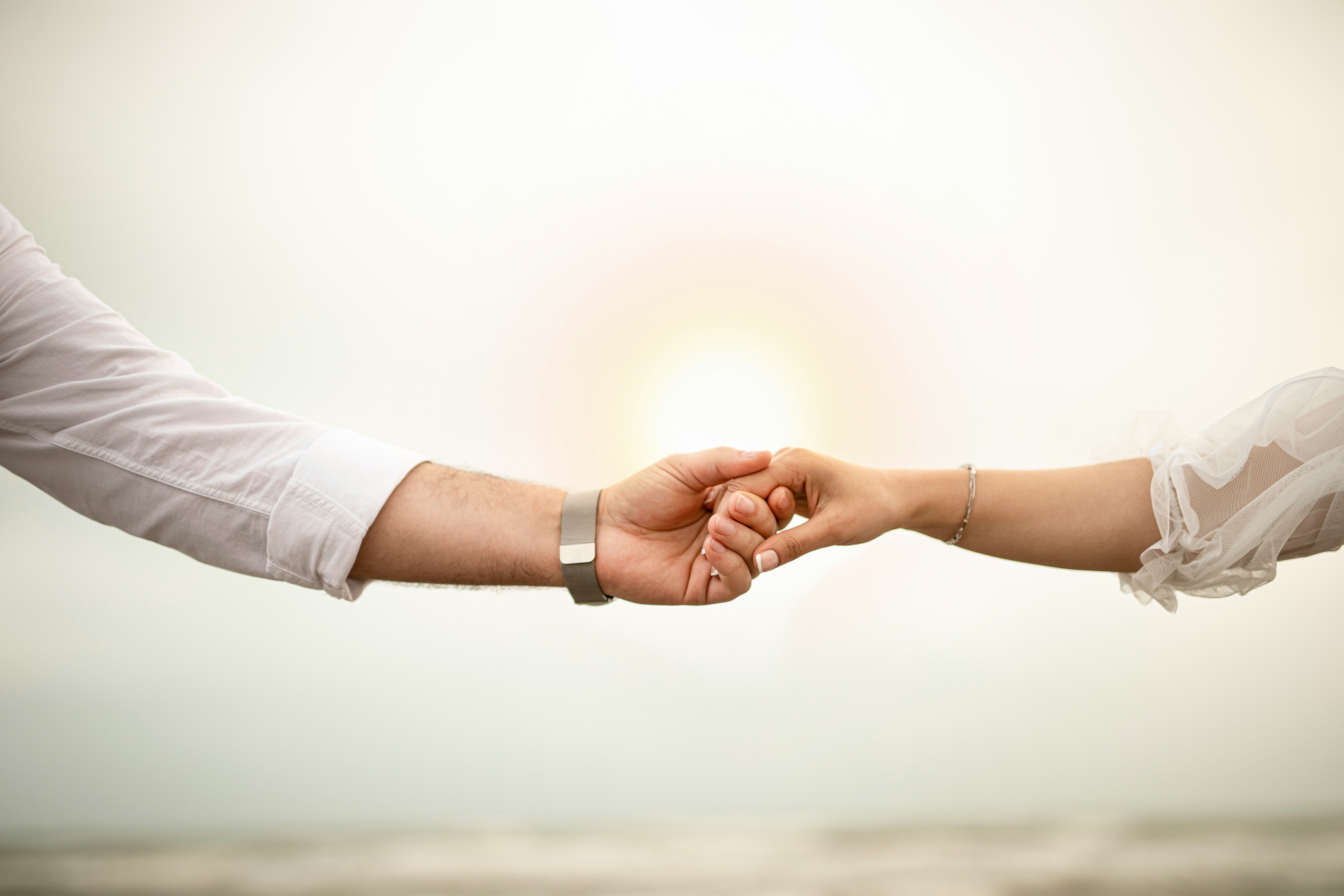Las manos de un hombre y una mujer tocándose para sellar un trato | Fuente: Unsplash