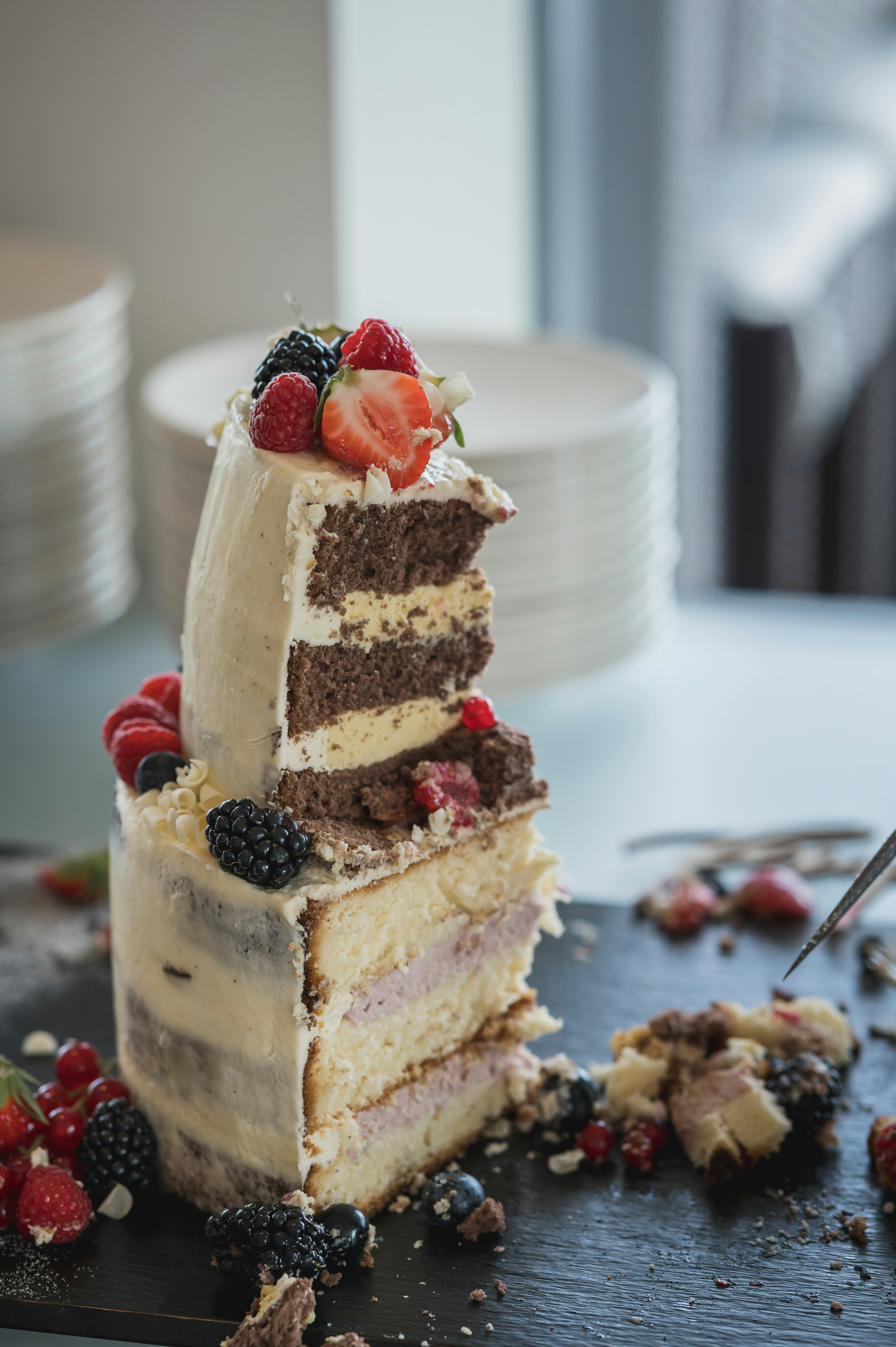 Un pastel de boda cortado | Fuente: Unsplash