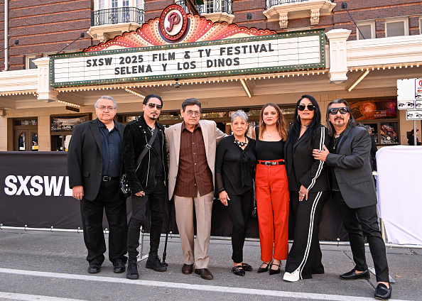 Ricky Vela, Chris Pérez, Abraham Quintanilla Jr., Marcella Quintanilla, Isabel Castro, Suzette Quintanilla y Pete Astudillo en el estreno de "Selena y Los Dinos" durante la conferencia y festivales SXSW, realizado en el Teatro Paramount el 12 de marzo de 2025 en Austin, Texas | Fuente: Getty Images