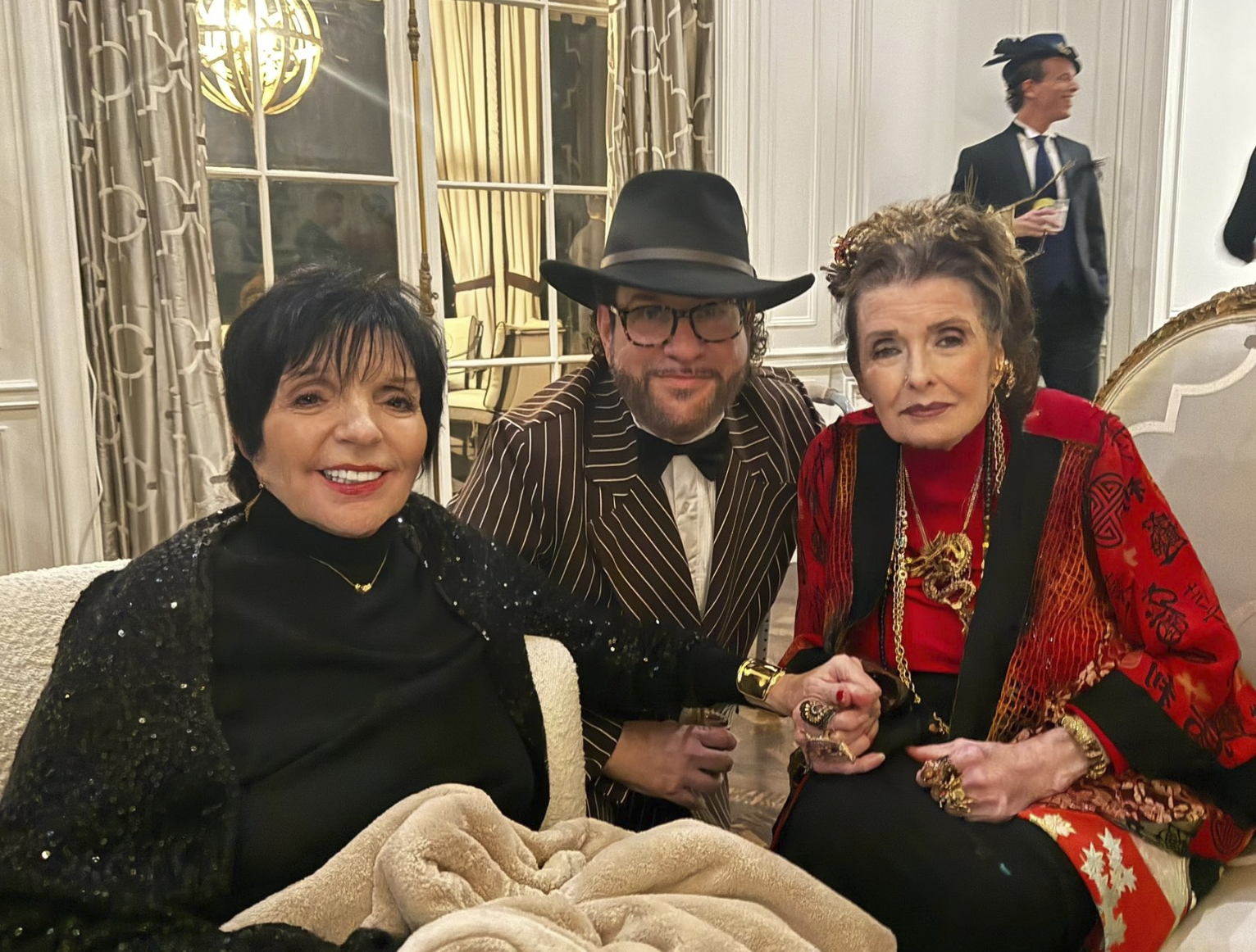 Margaret OBrien en el extremo derecho con amigos de un post fechado el 1 de enero de 2026 | Fuente: Facebook/scott.stander