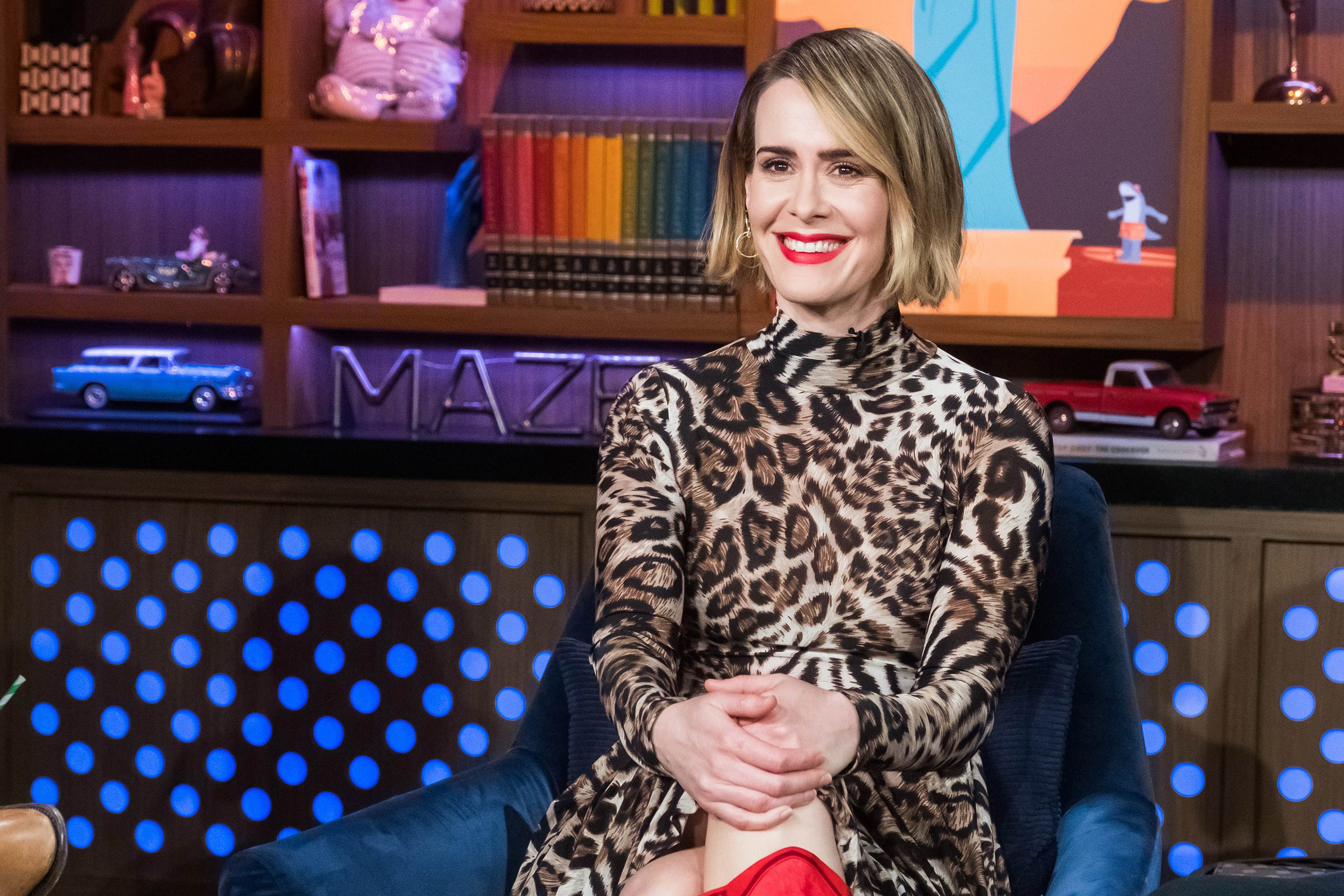 Sarah Paulson aparece en "Watch What Happens Live with Andy Cohen" en enero de 2019. Durante el programa, recordó que conoció a Holland Taylor años antes de que comenzaran su relación. | Fuente: Getty Images