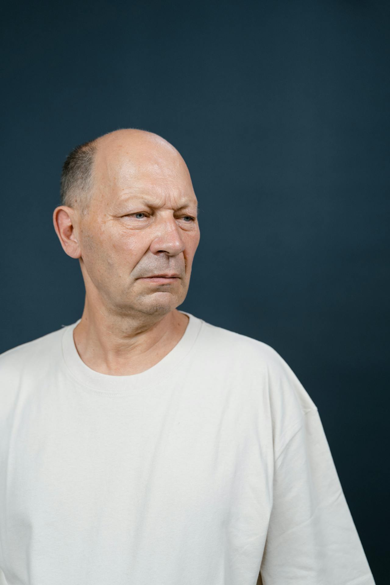 Un hombre mayor reflexivo | Fuente: Pexels