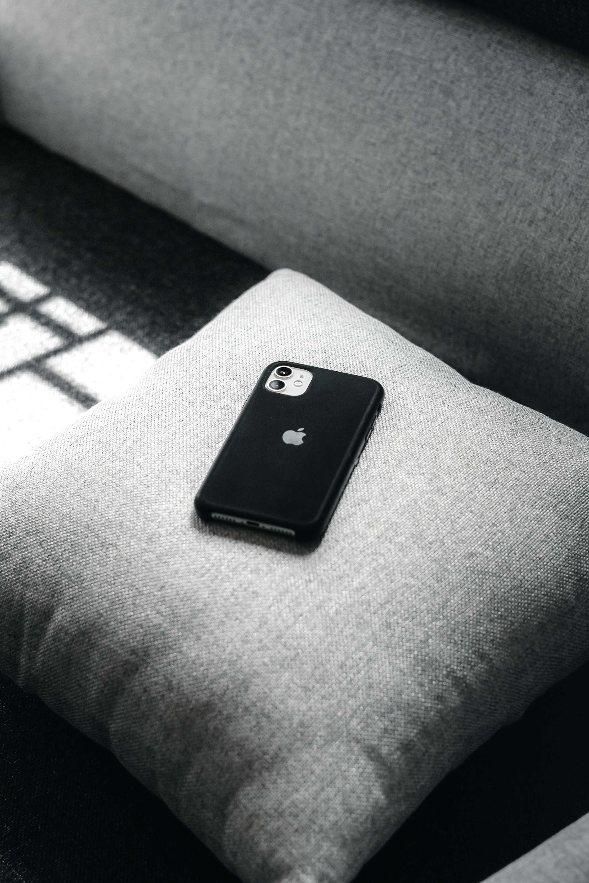Un teléfono sobre el cojín de un sofá | Fuente: Unsplash