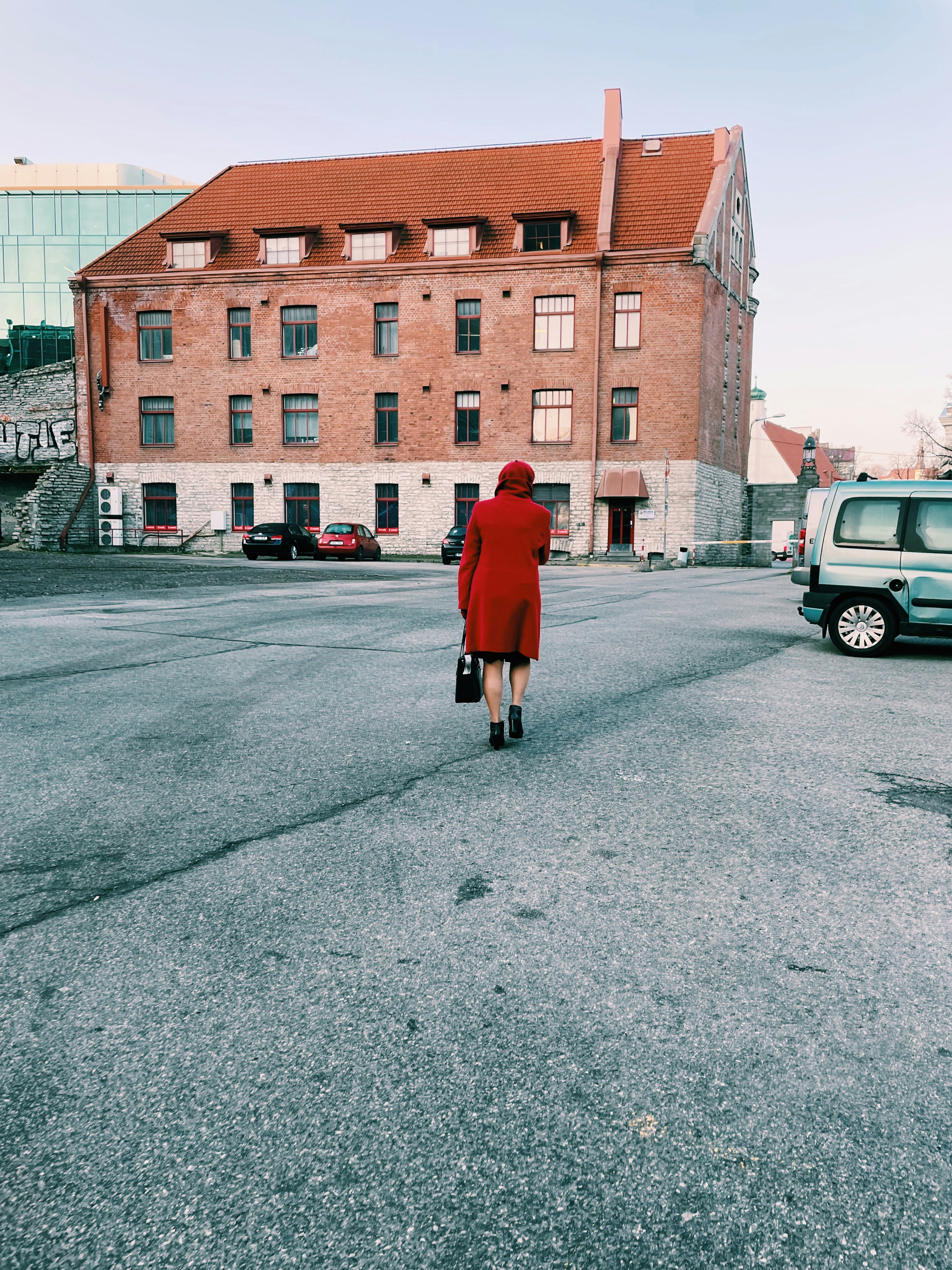 Una mujer caminando por un aparcamiento | Fuente: Unsplash