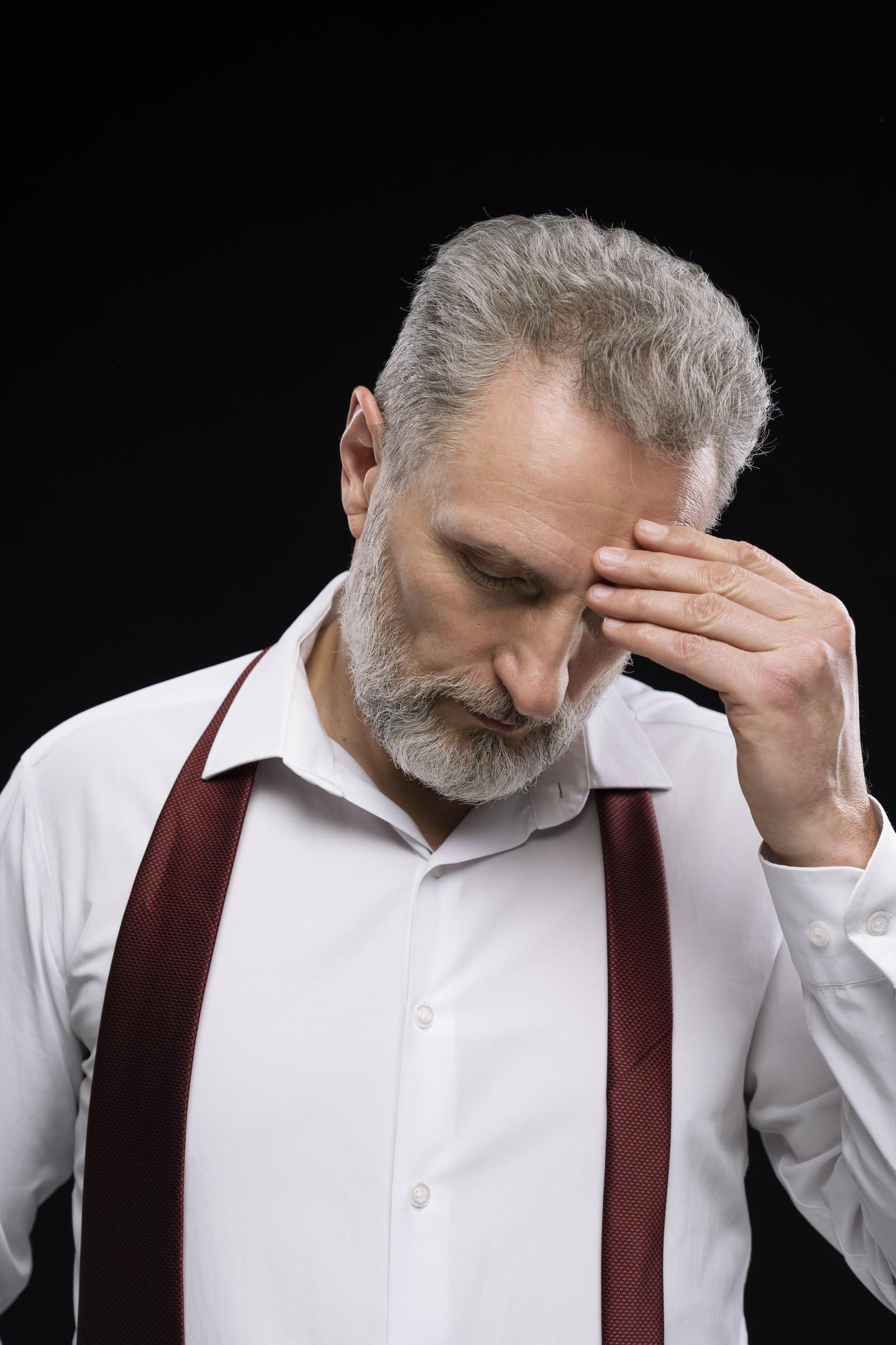 Un hombre angustiado | Fuente: Freepik