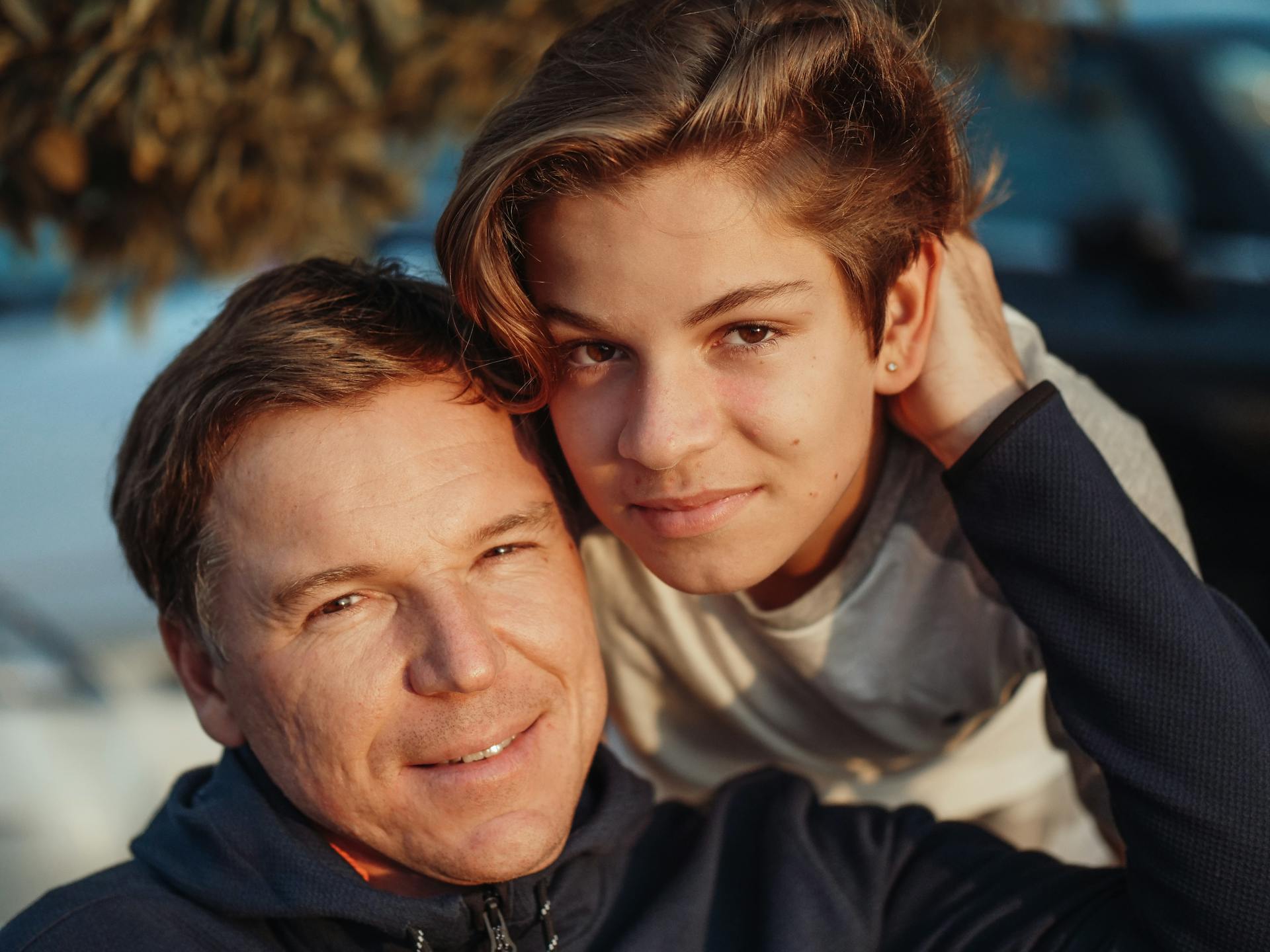 Un padre con su hijo adolescente | Fuente: Pexels