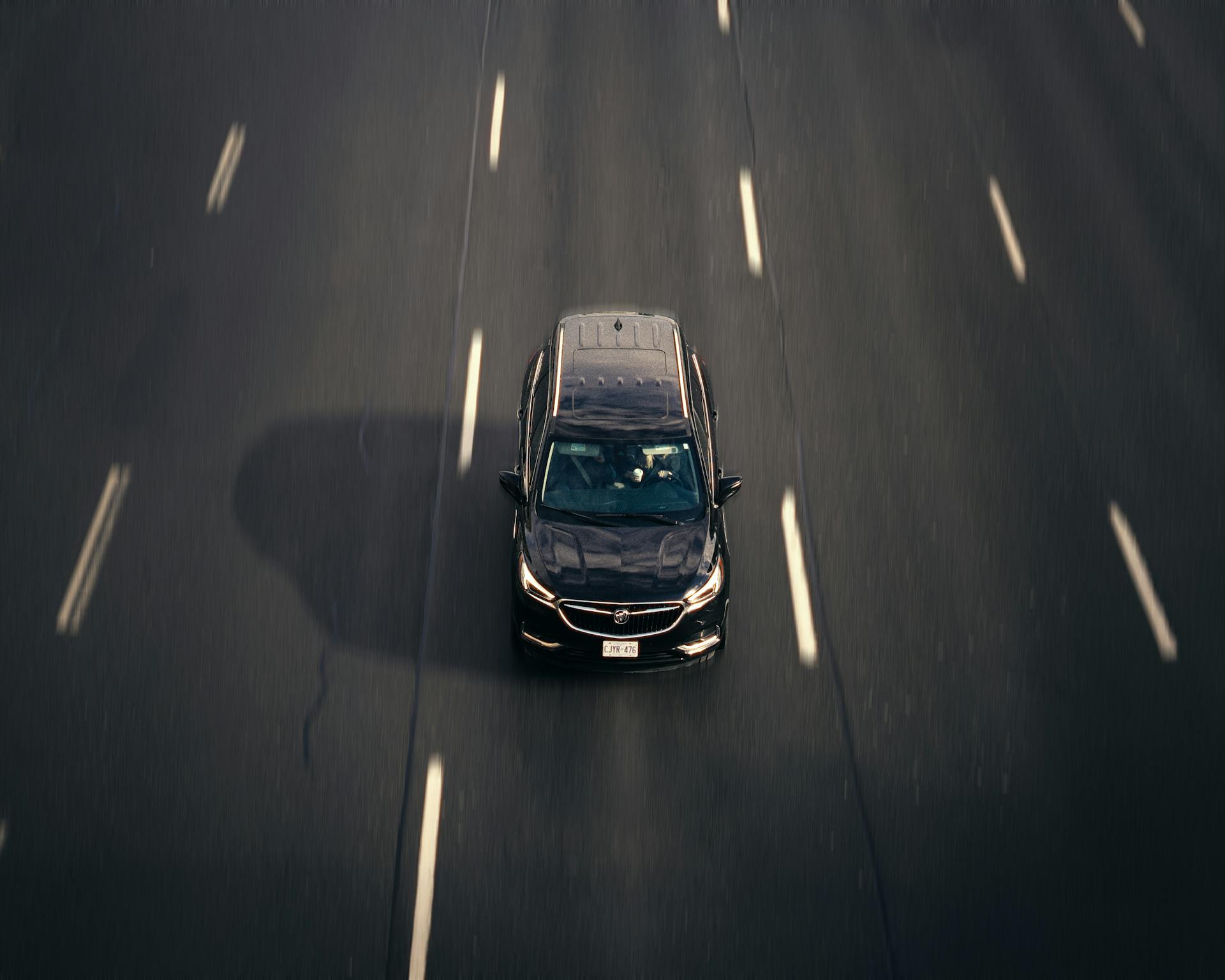 Un automóvil en una autopista | Fuente: Pexels