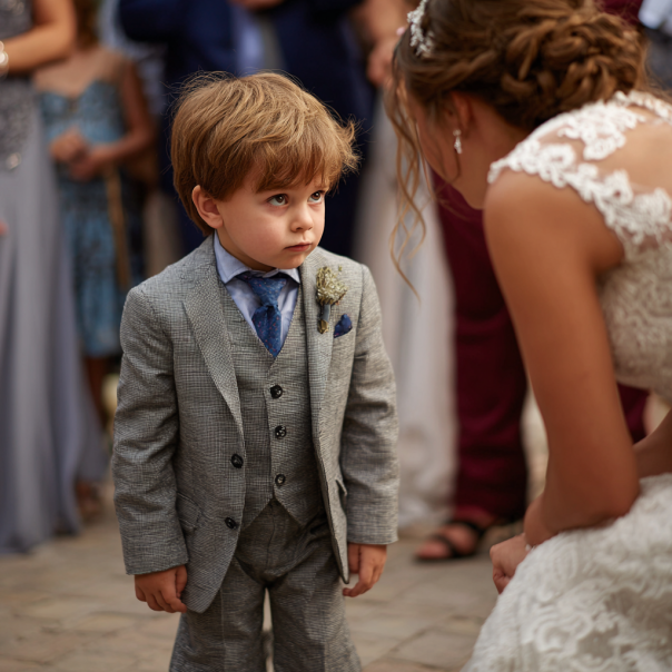 Un niño infeliz hablando con una novia | Fuente: Midjourney