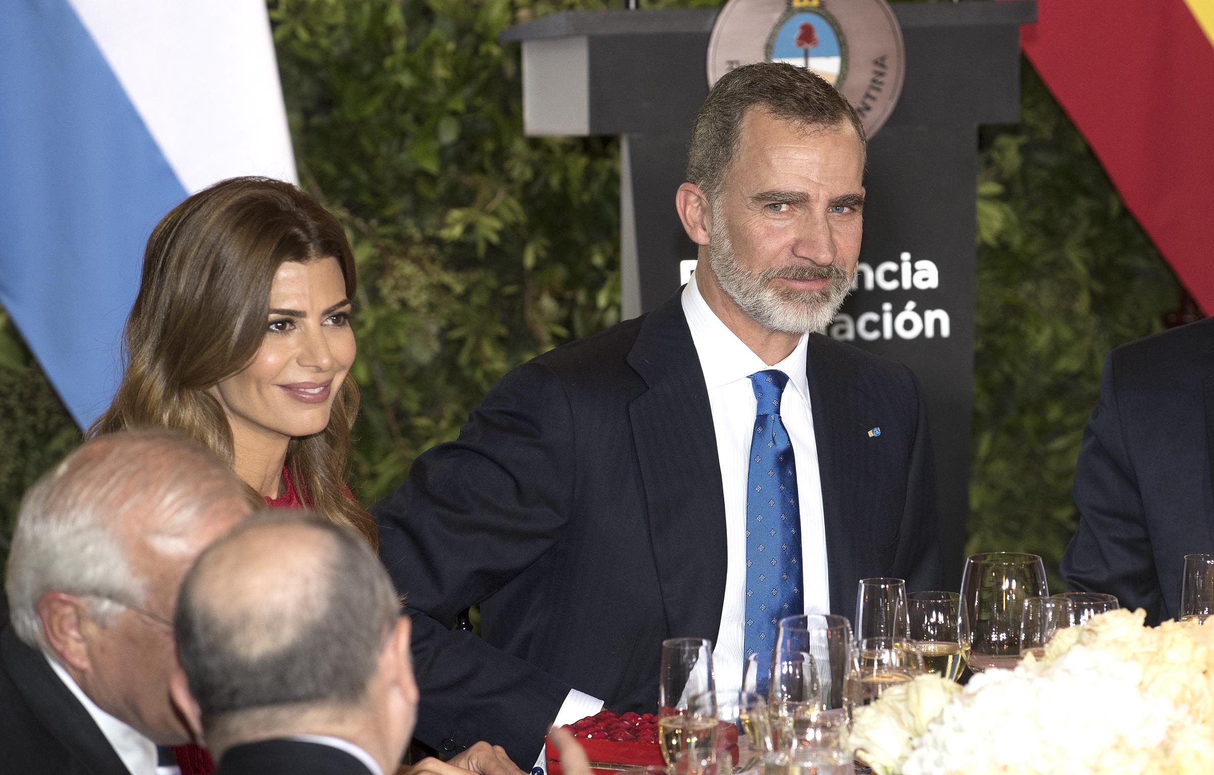 La primera dama de Argentina, Juliana Awada, y el rey Felipe VI de España asisten a una cena de Estado en el CCK durante el primer día de la visita oficial de la realeza española el 25 de marzo de 2019 en Buenos Aires, Argentina. | Fuente: Getty Images