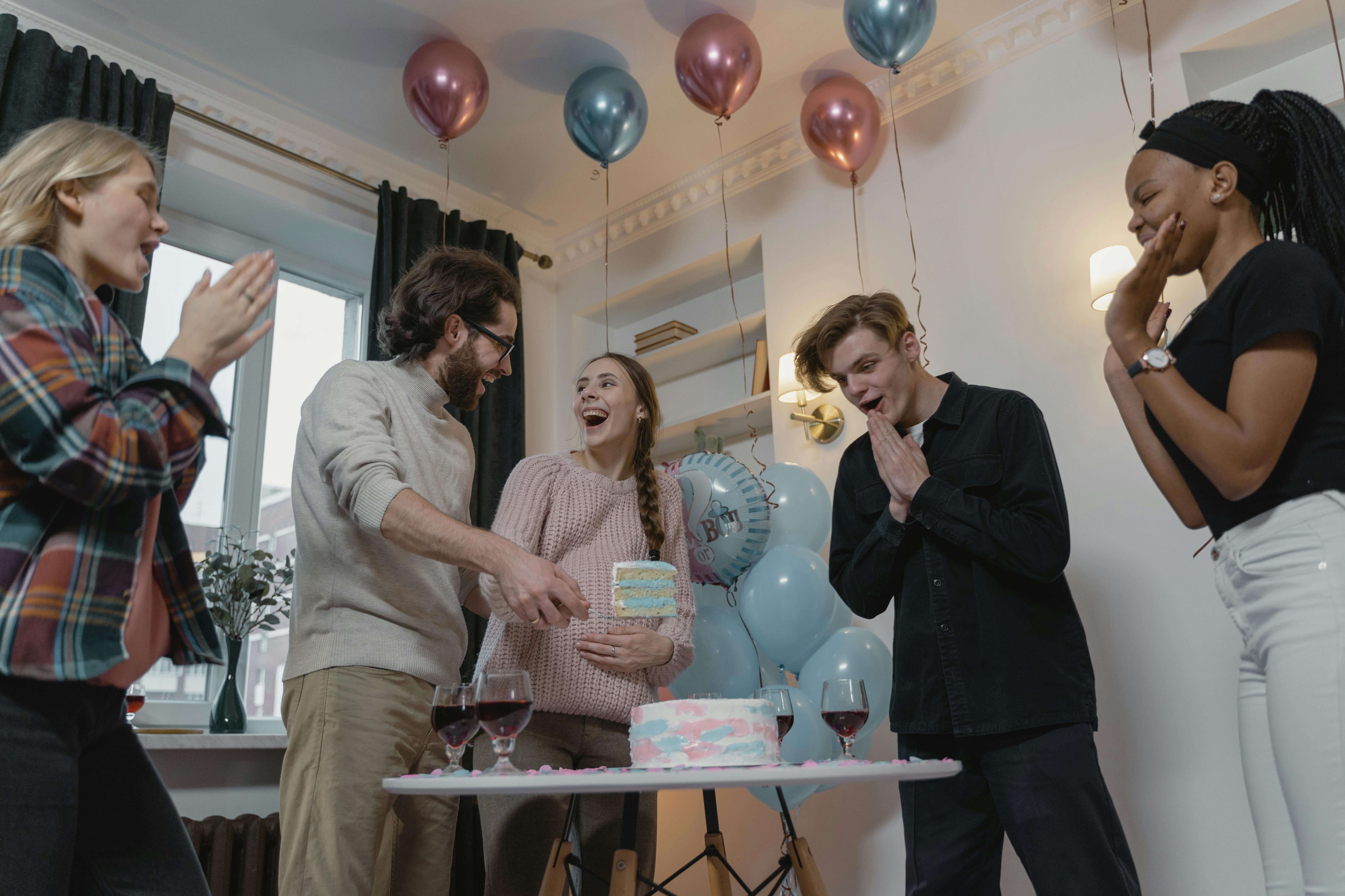 Una pareja sosteniendo un Pastel | Fuente: Pexels