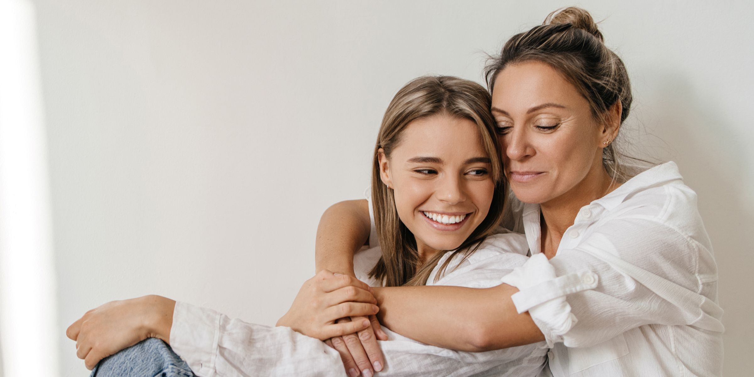 Una mujer abraza a su hija adolescente | Fuente: Shutterstock