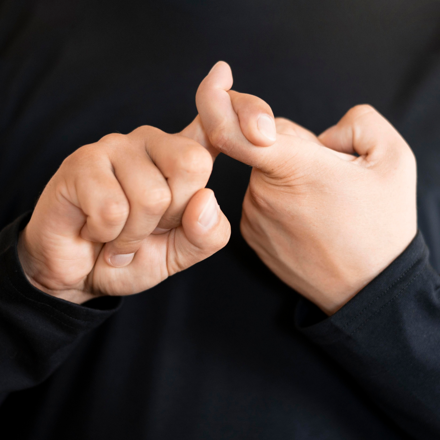 Primer plano de una persona haciendo un gesto con la mano | Fuente: Freepik