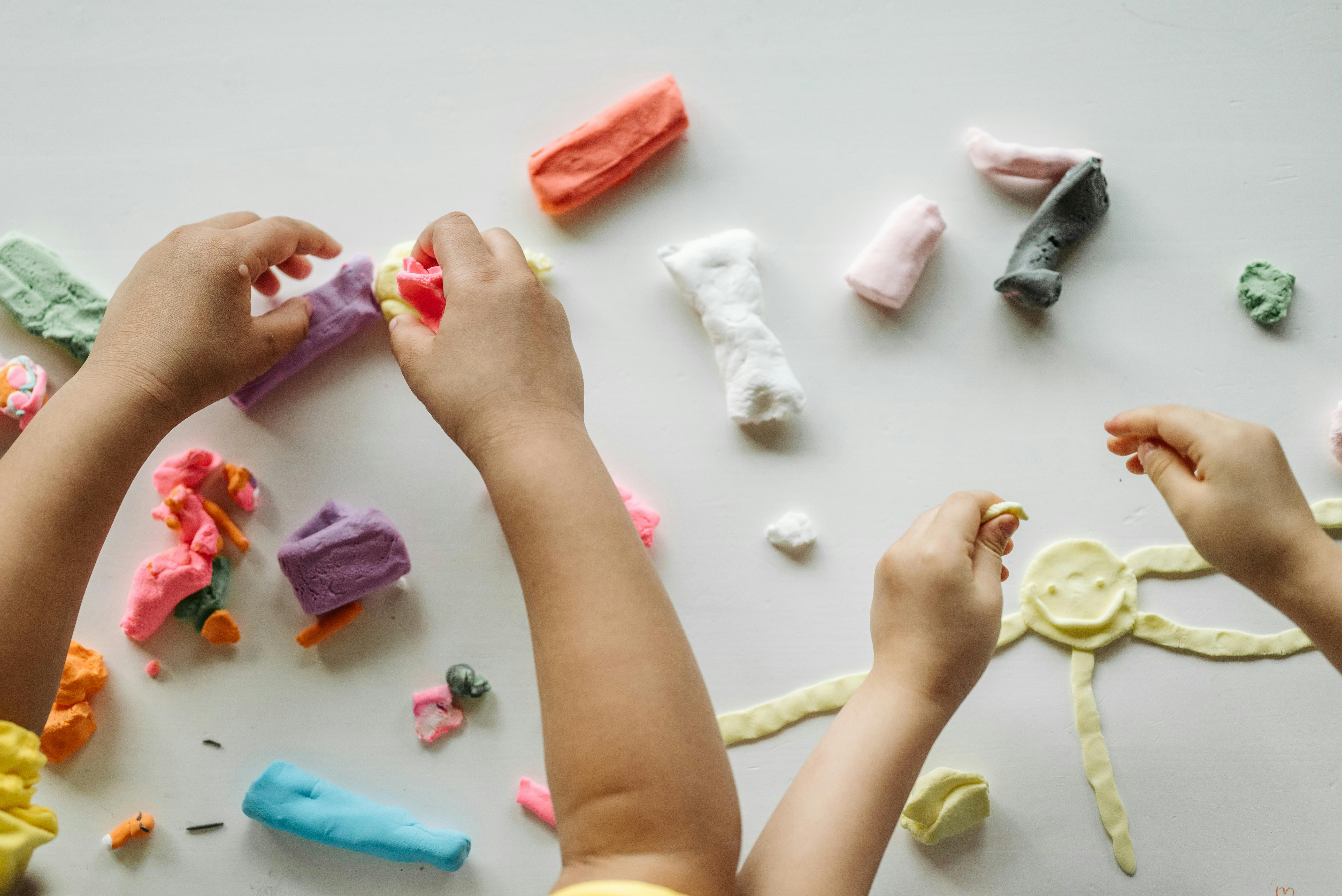 Niños jugando con plastilina | Fuente: Pexels