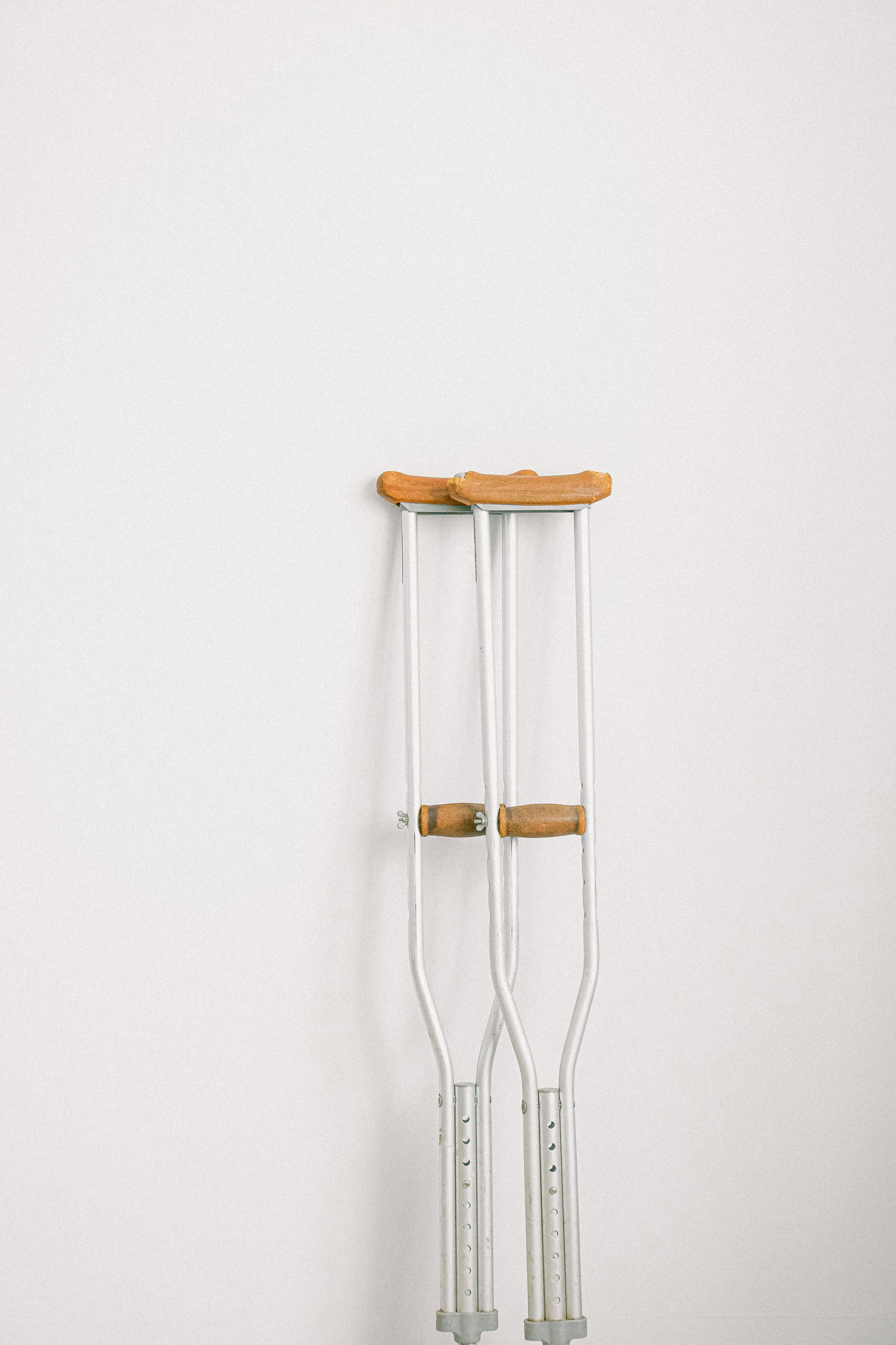 Un par de muletas apoyadas en una pared | Fuente: Unsplash