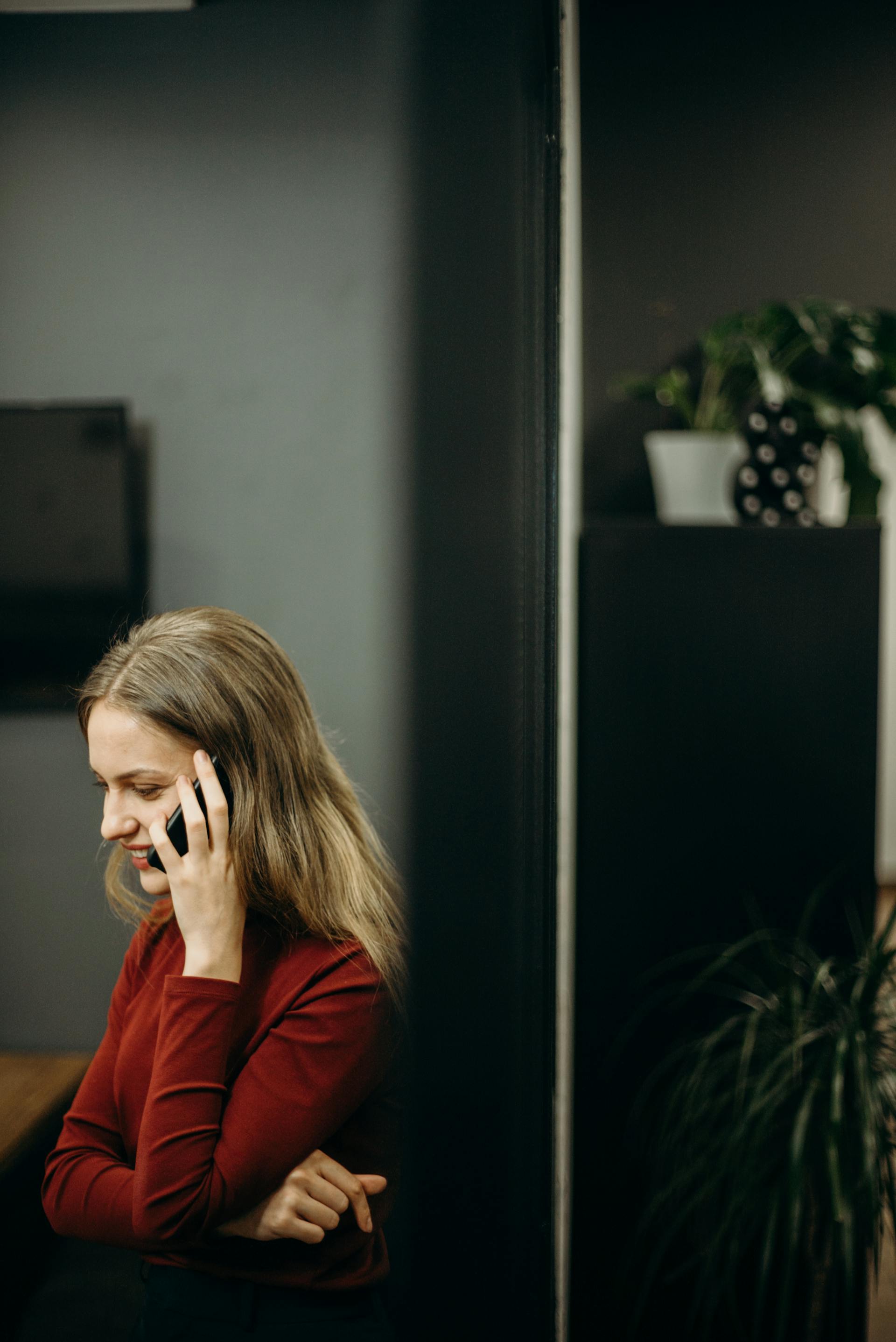 Una mujer hablando por el móvil | Fuente: Pexels