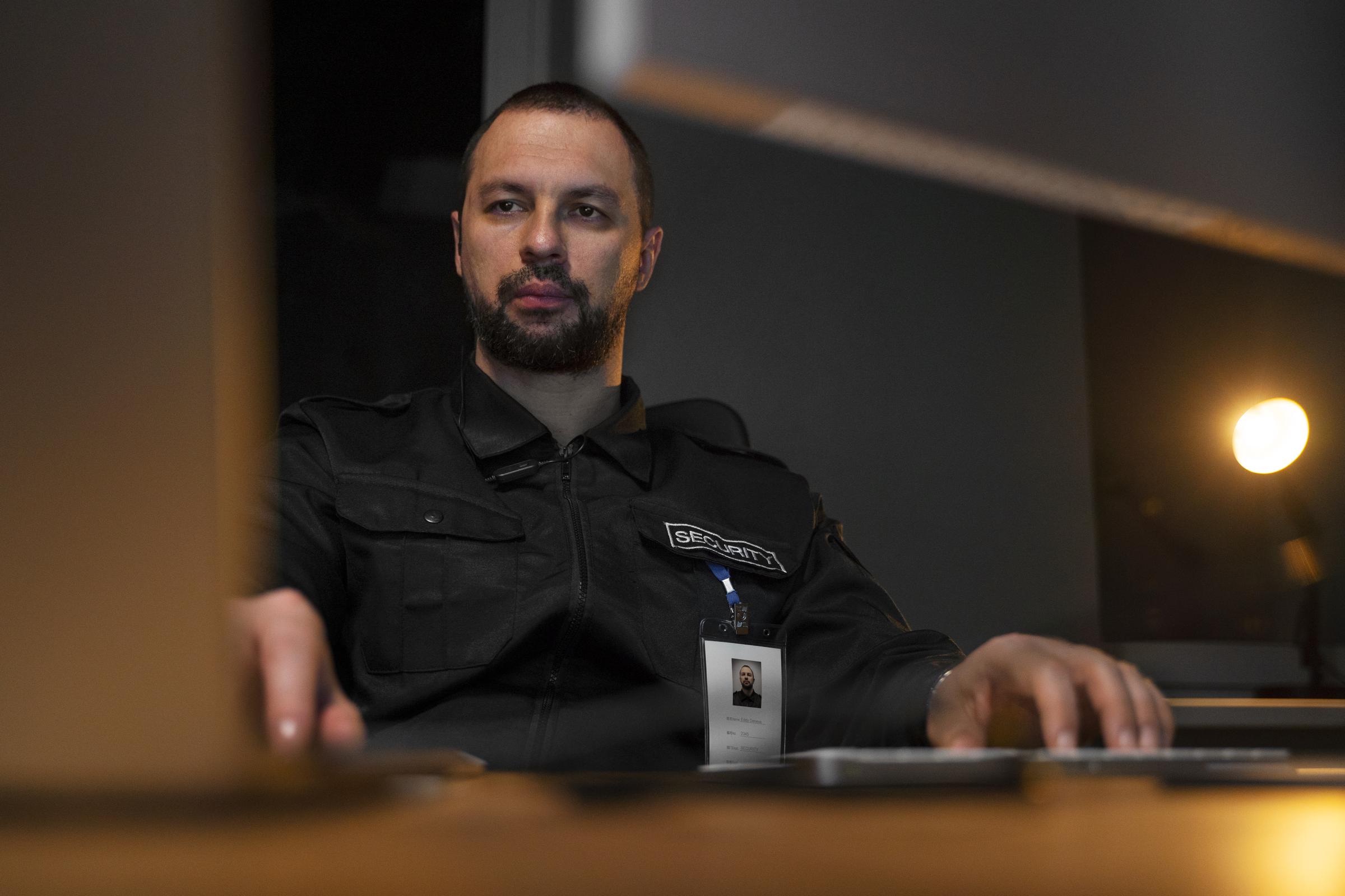 Un guardia de seguridad sentado | Fuente: Freepik