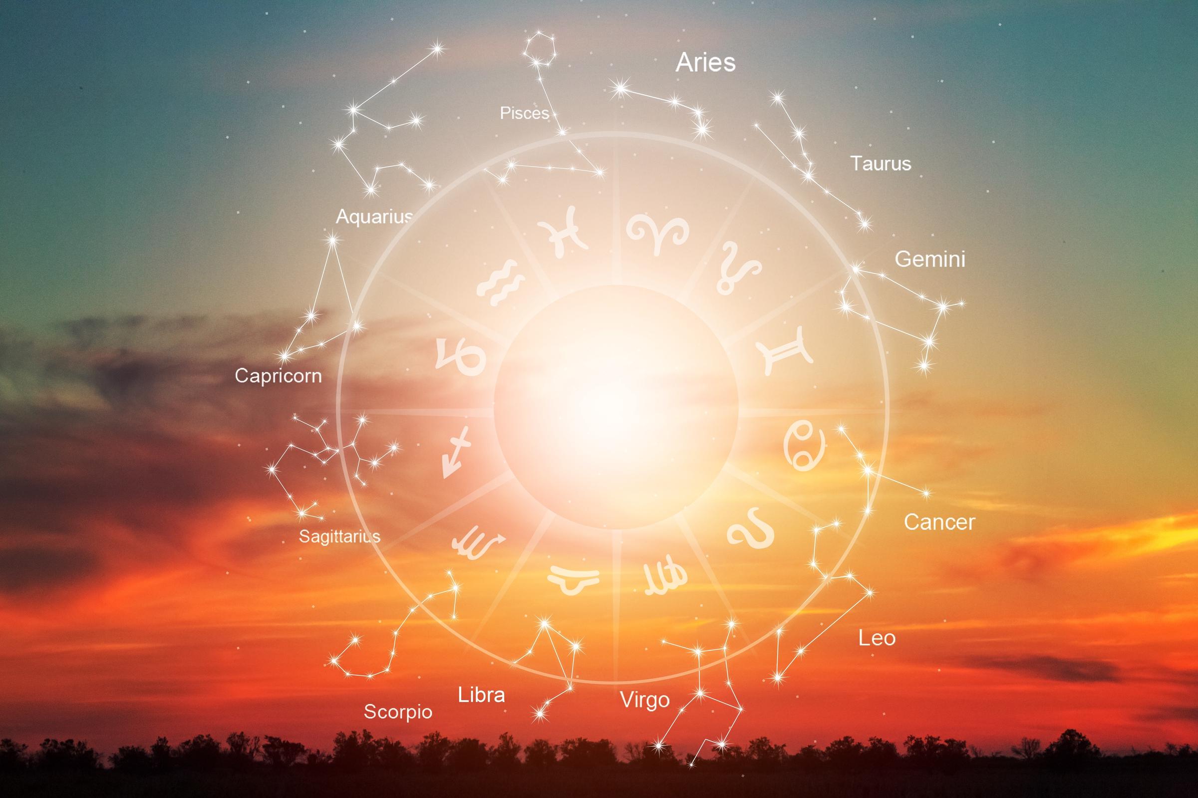 Rueda del zodiaco con los signos astrológicos sobre un fondo con un atardecer | Fuente: Shutterstock