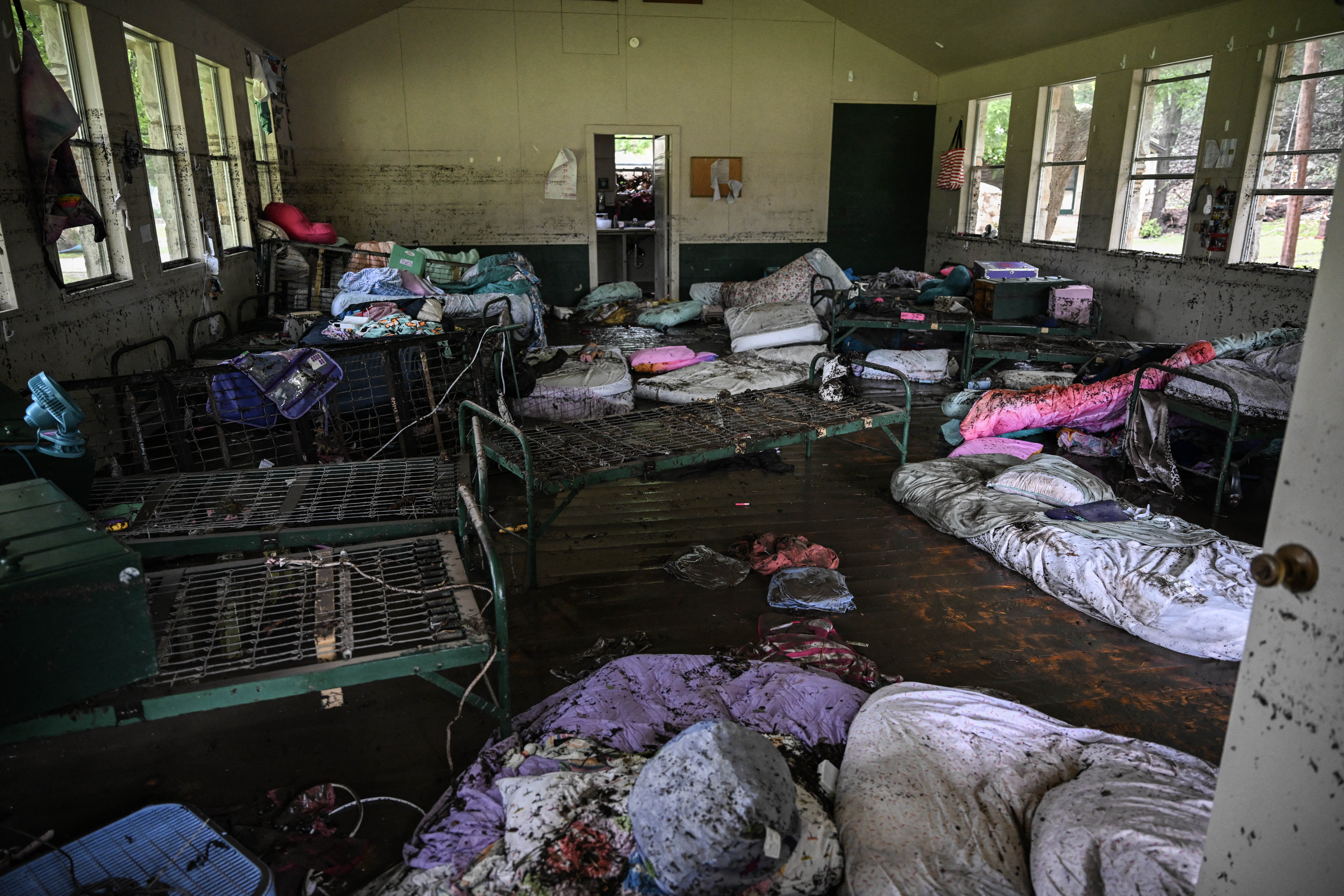 Vista del interior de una cabaña del Campamento Mystic tras las inundaciones. | Fuente: Getty Images