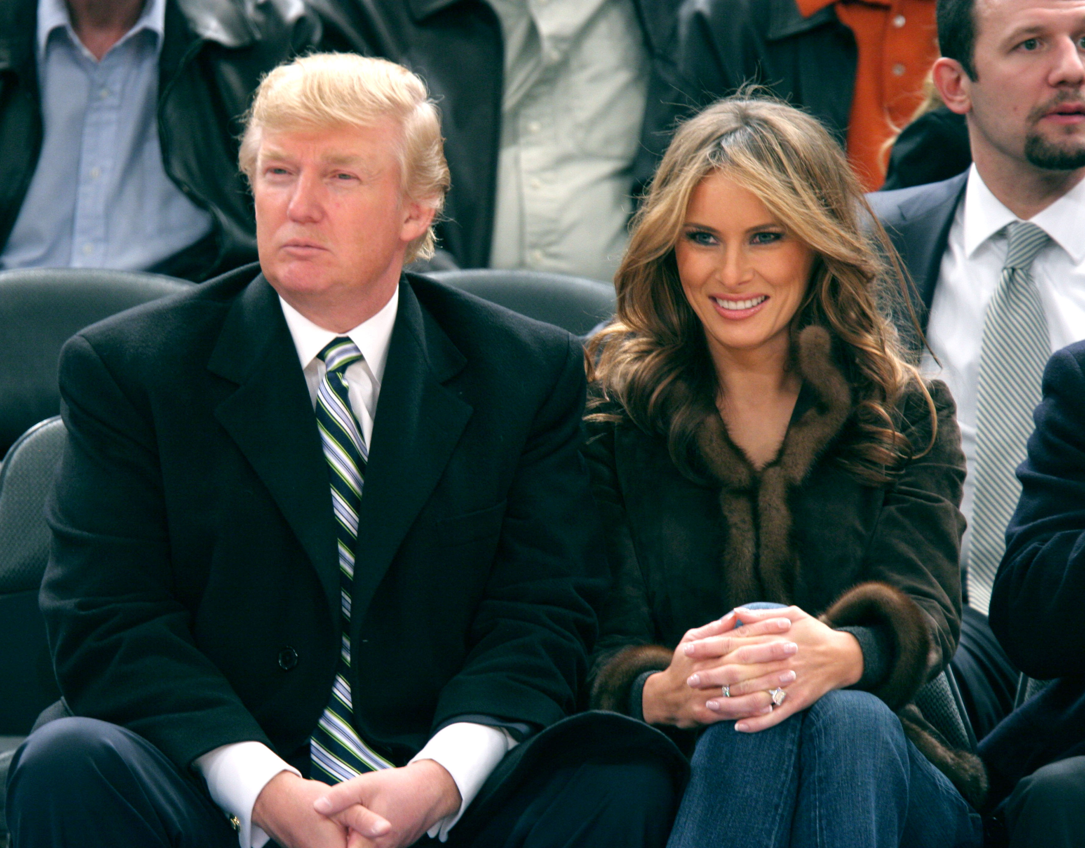 En marzo de 2005, el pelo de Donald Trump se ve notablemente más claro y dorado mientras está sentado junto a Melania Trump en un partido entre los Miami Heat y los New York Knicks en el Madison Square Garden.